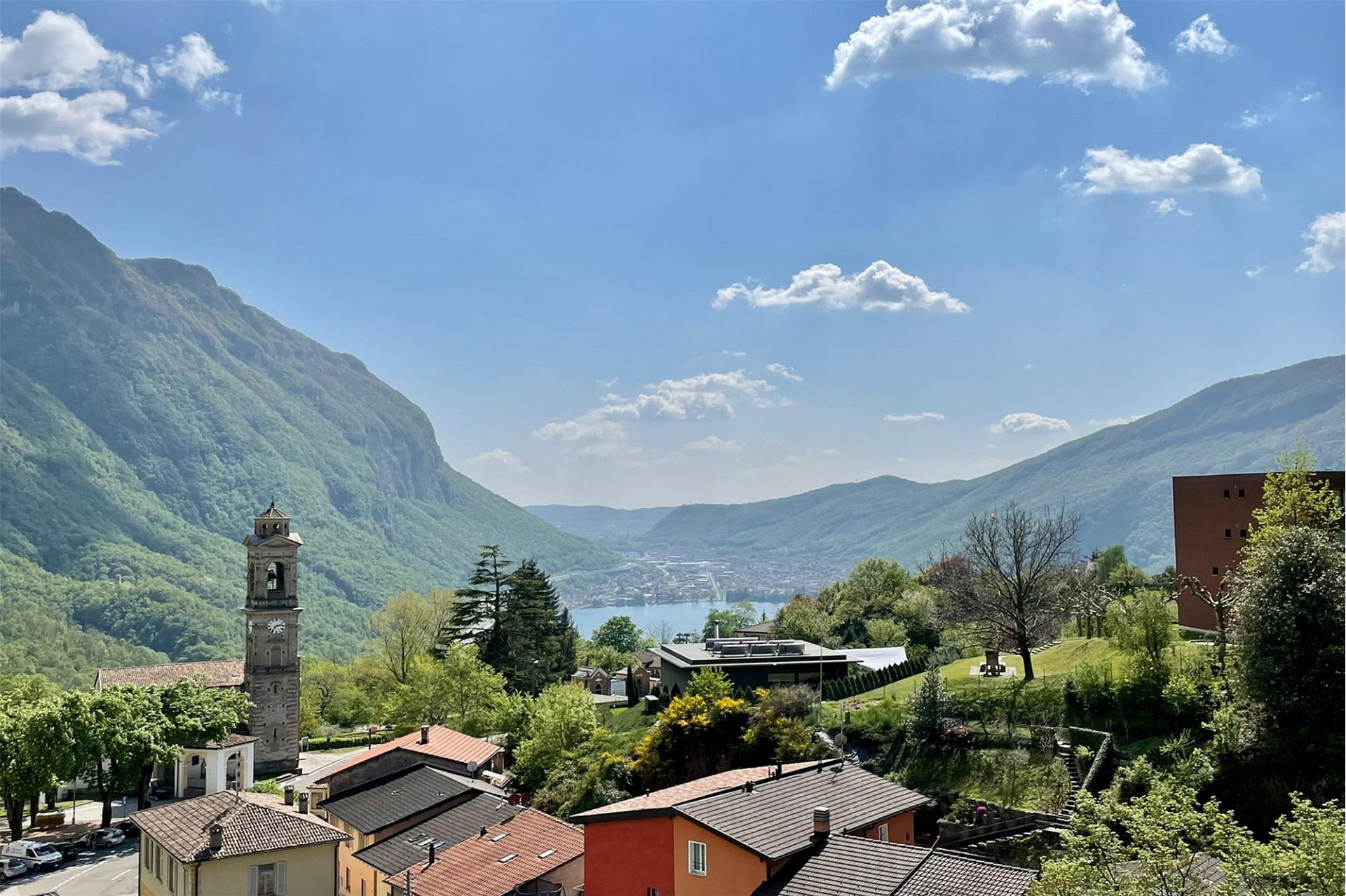 Alpenpanorama über einer Ortschaft am See
