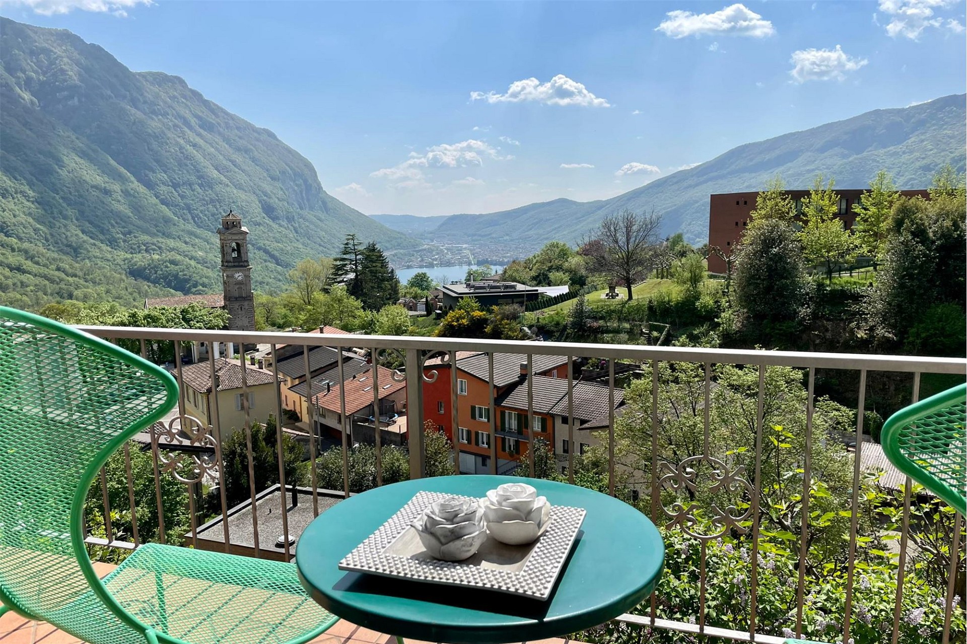 Balkon mit Berg- und Seeblick