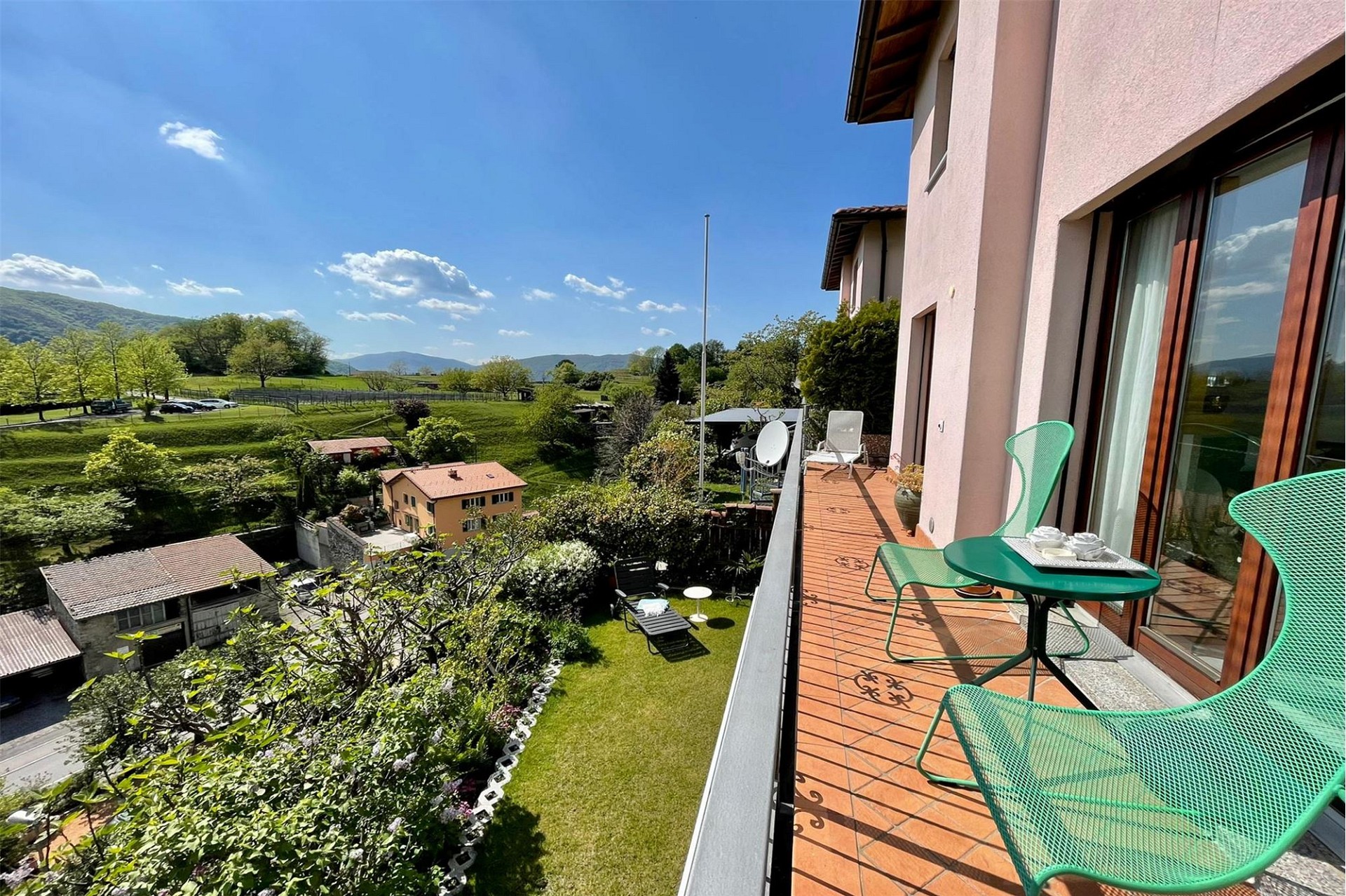 Balkon mit Weitblick ins Grüne