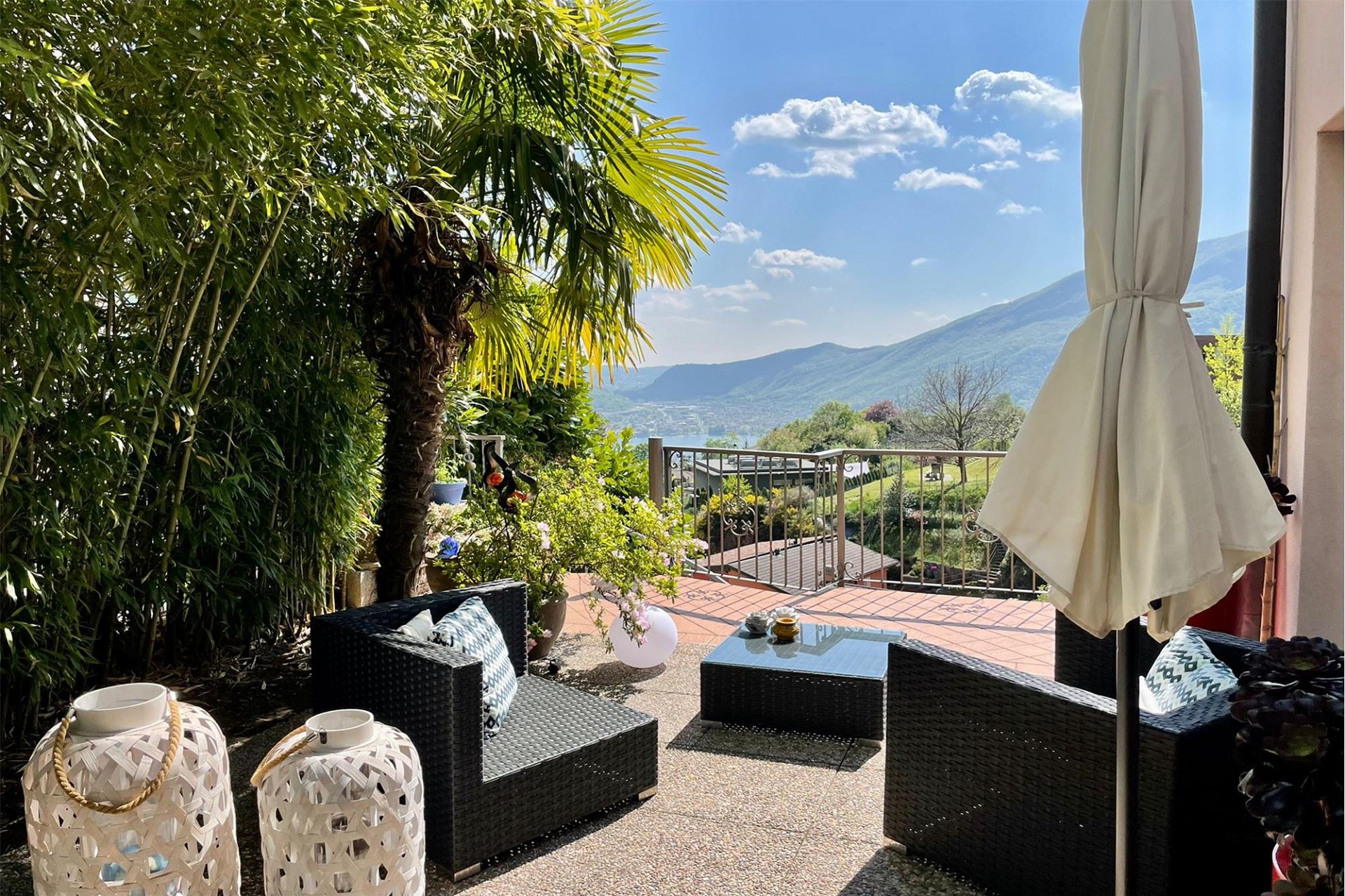 Terrasse mit Seeblick und Bergen