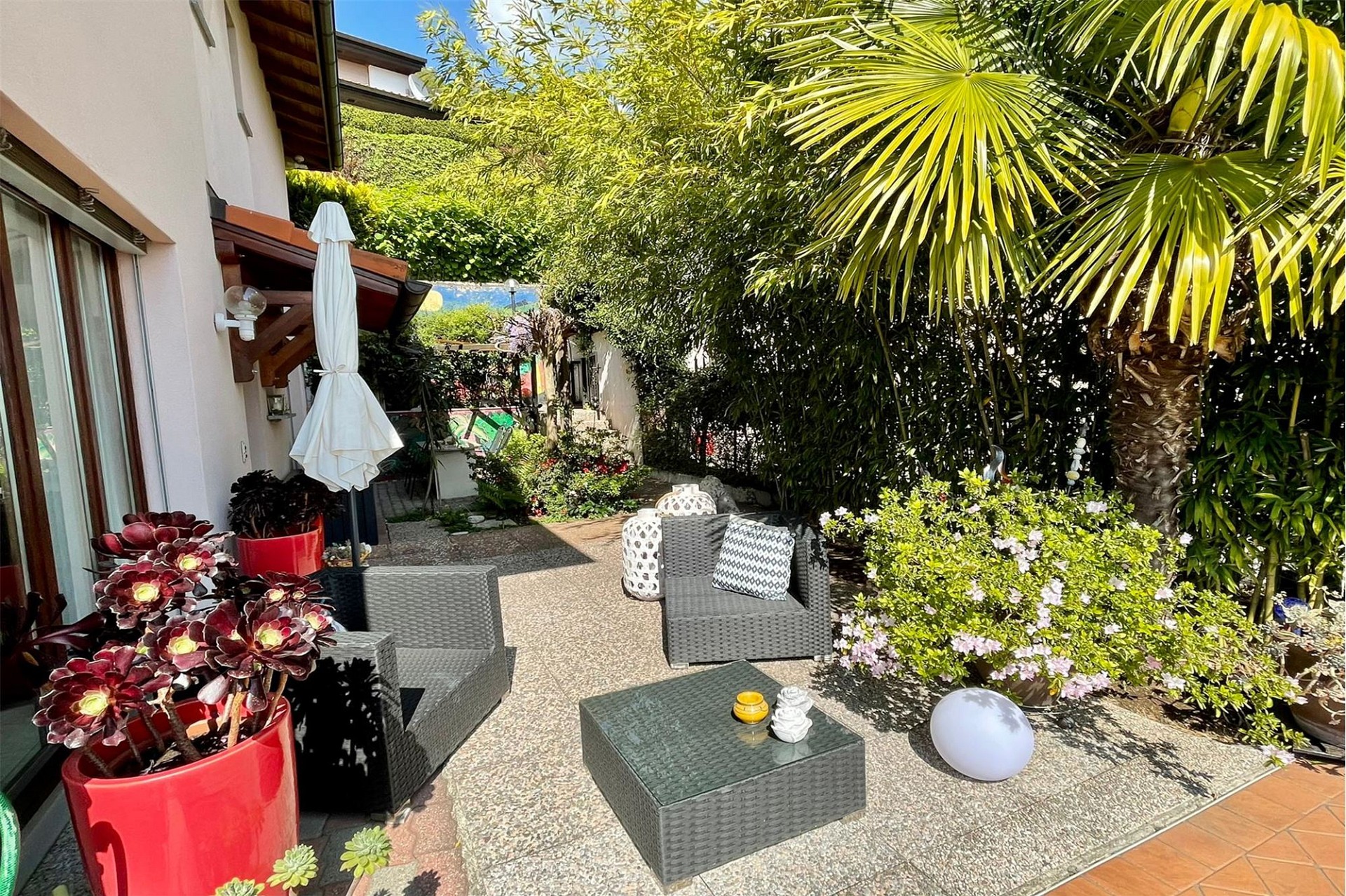 Tropisch gestaltete Garten-Terrasse