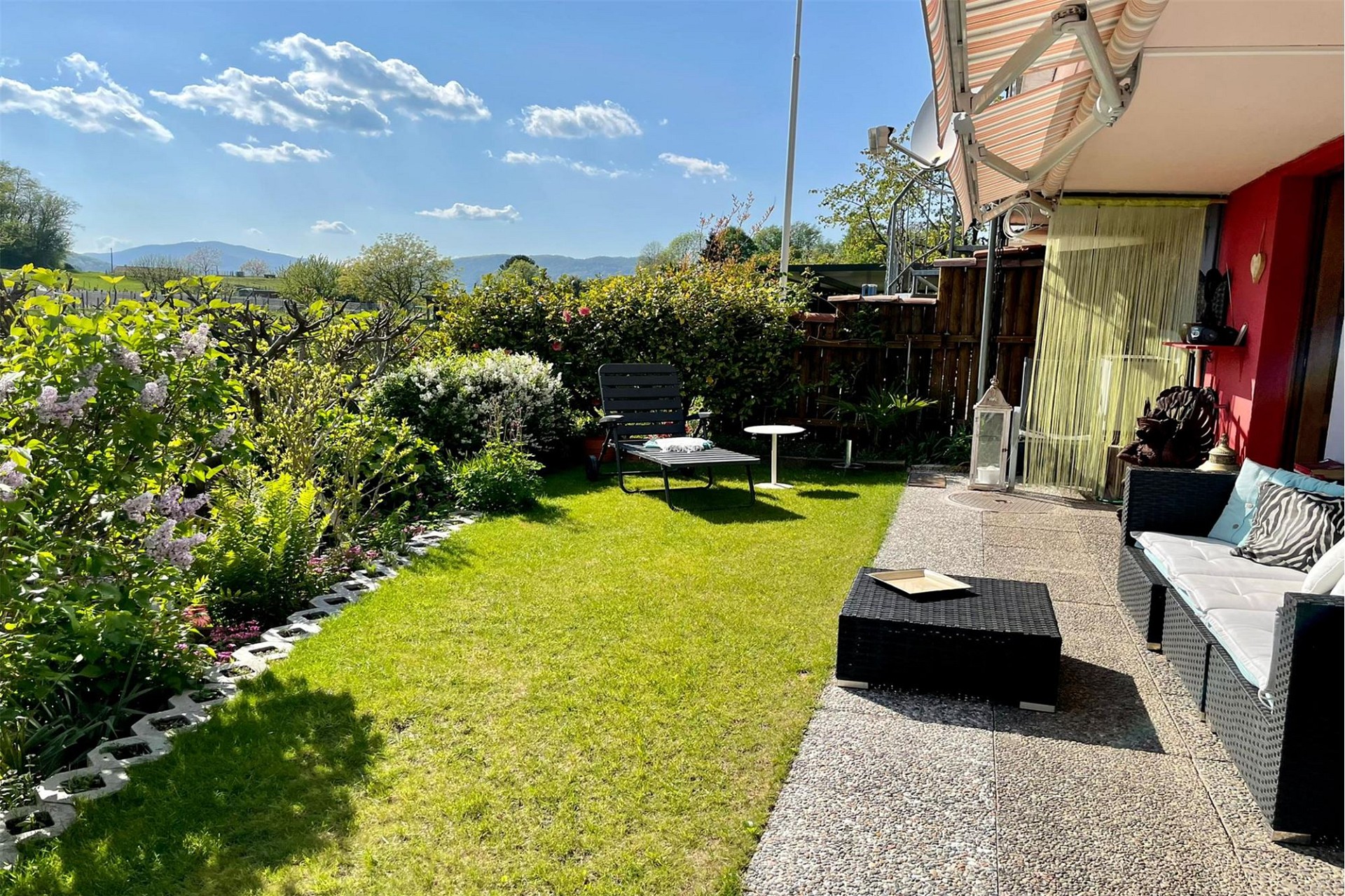 Garten mit Terrasse und Sitzbereich