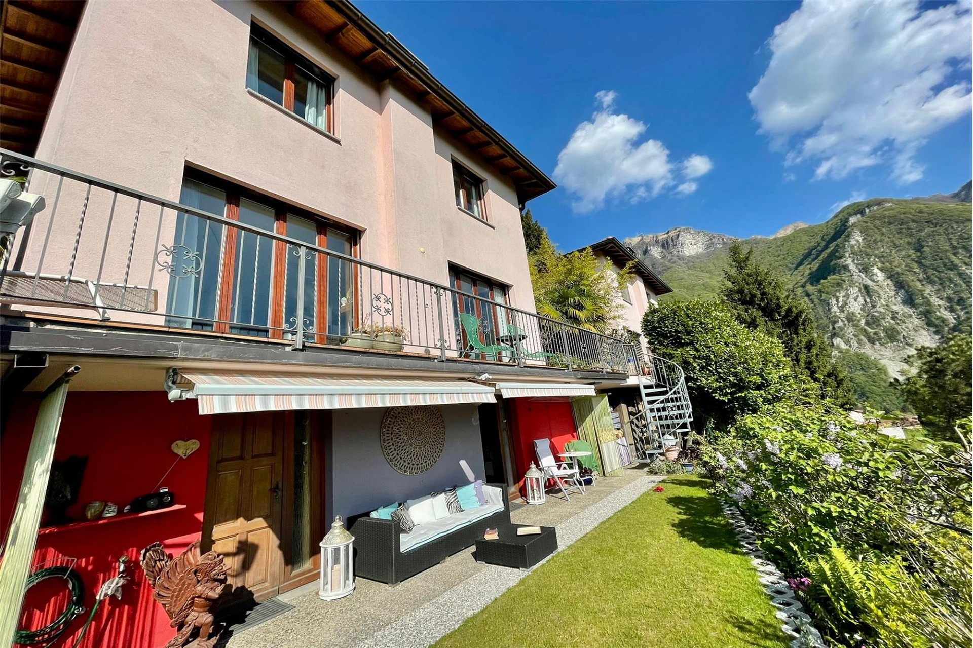 Berghaus mit Terrasse und Garten