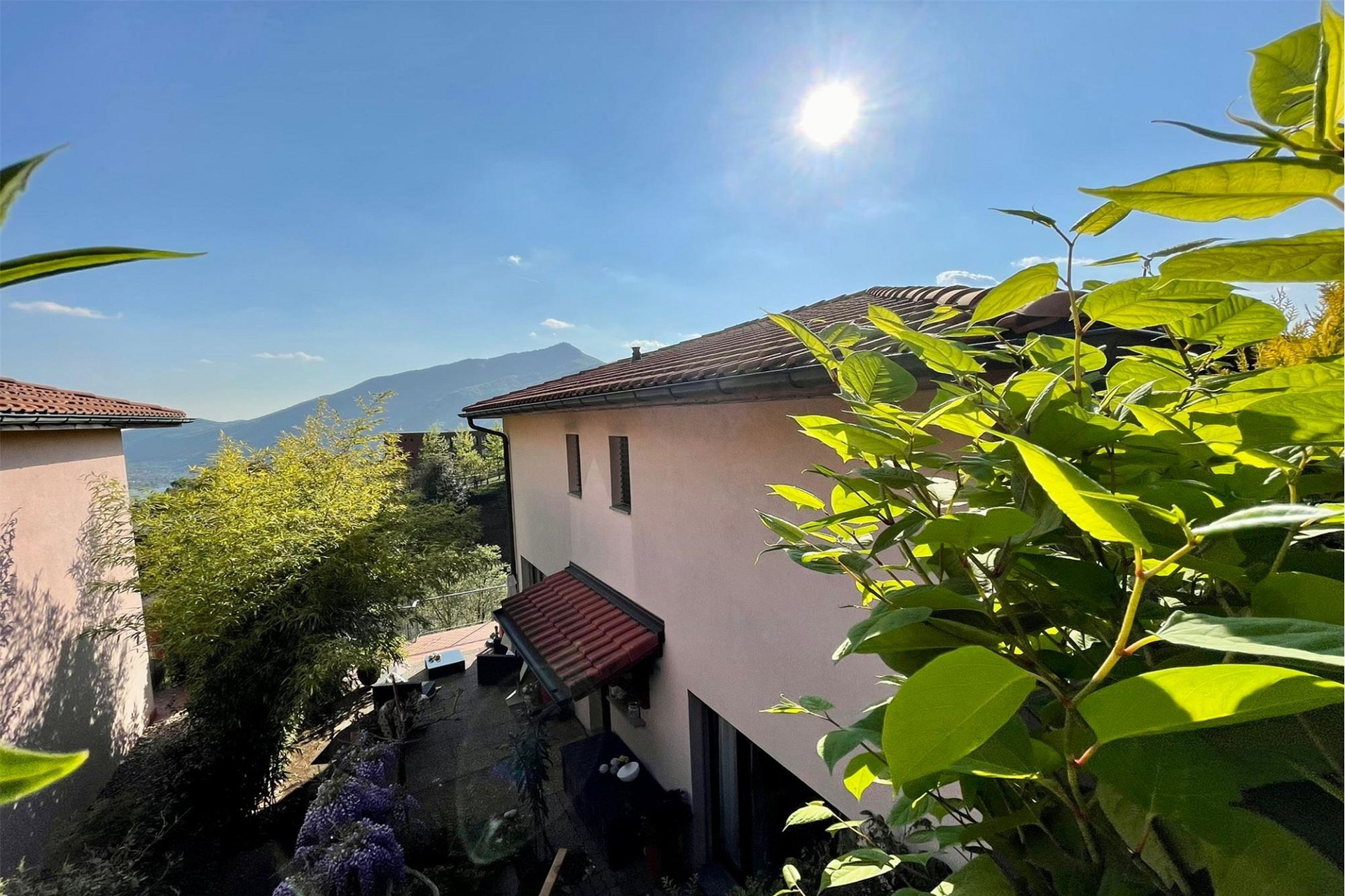 Außenansicht mit Bergblick und Garten