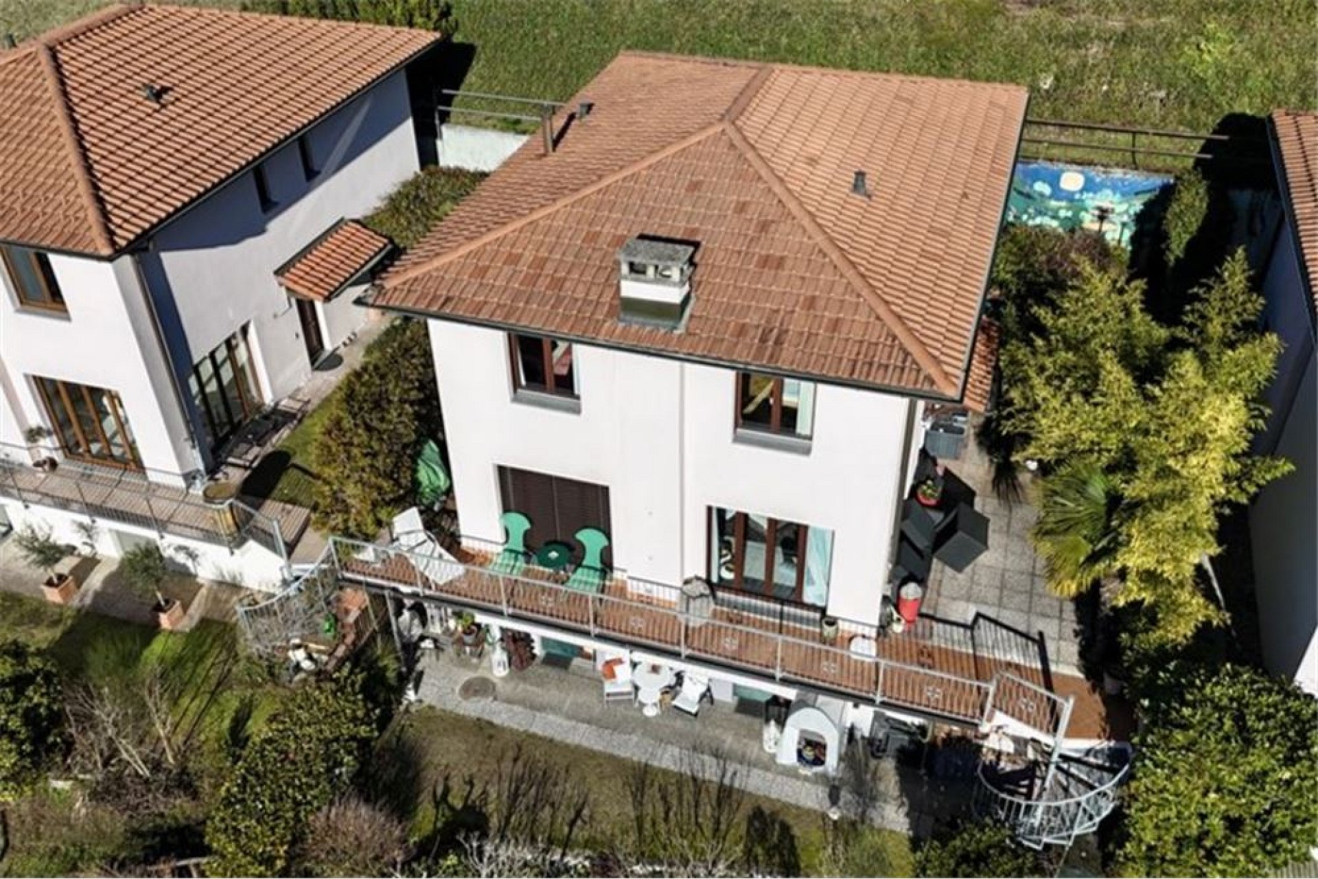 Luftaufnahme eines Wohnhauses mit Garten und Terrasse