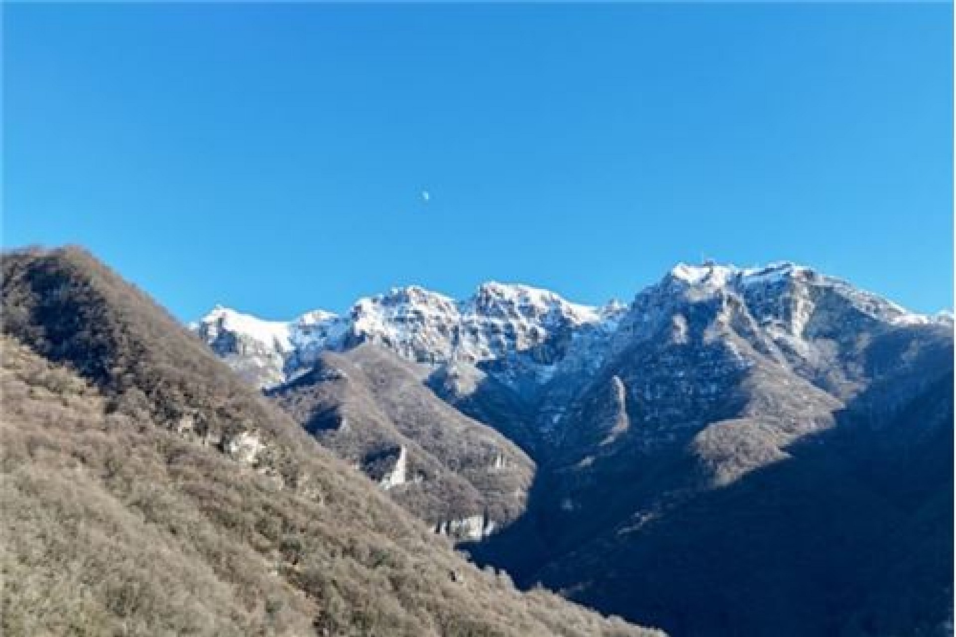 Berglandschaft mit schneebedeckten Gipfeln
