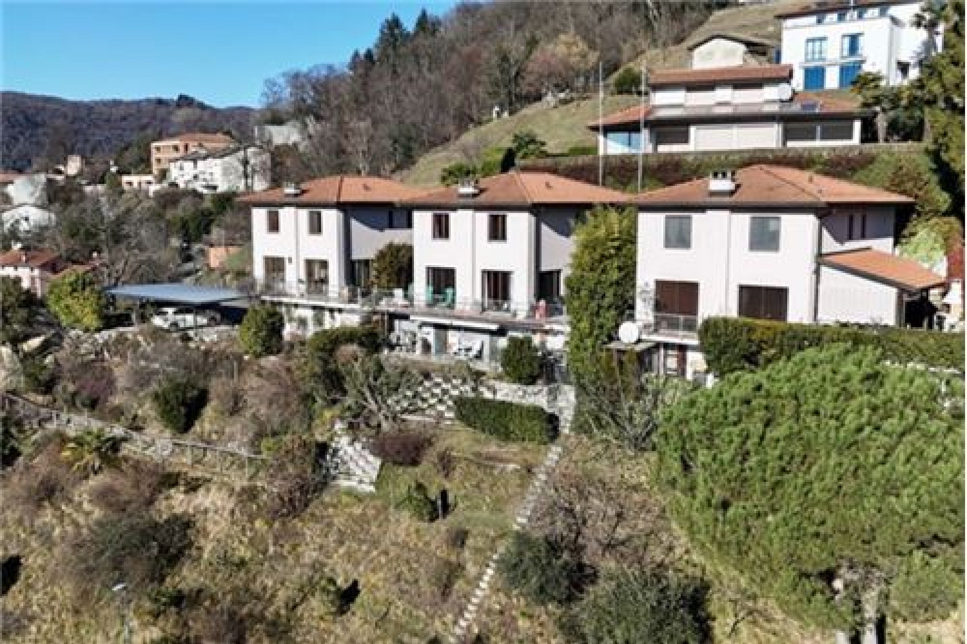 Hügelige Wohnanlage mit Terrassenhäusern