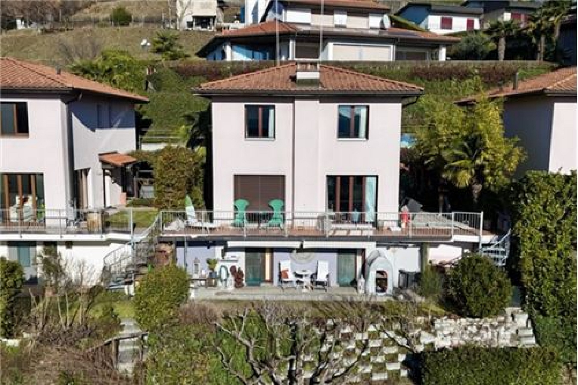 Mehrere mediterrane Wohnhäuser mit Terrassen