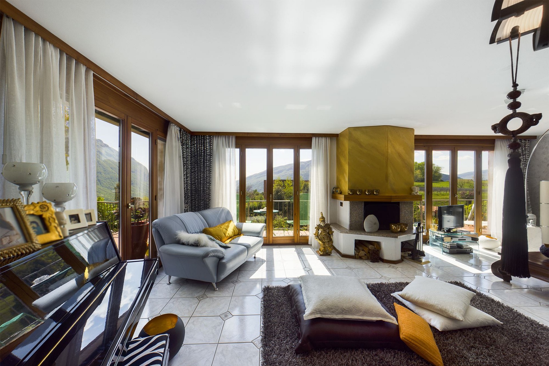 Helles Wohnzimmer mit Panoramablick