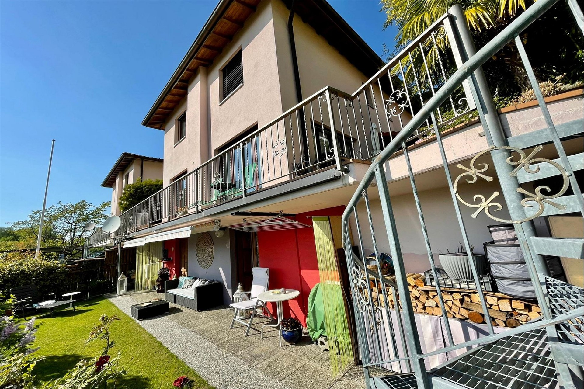 Haus mit Balkon und Garten