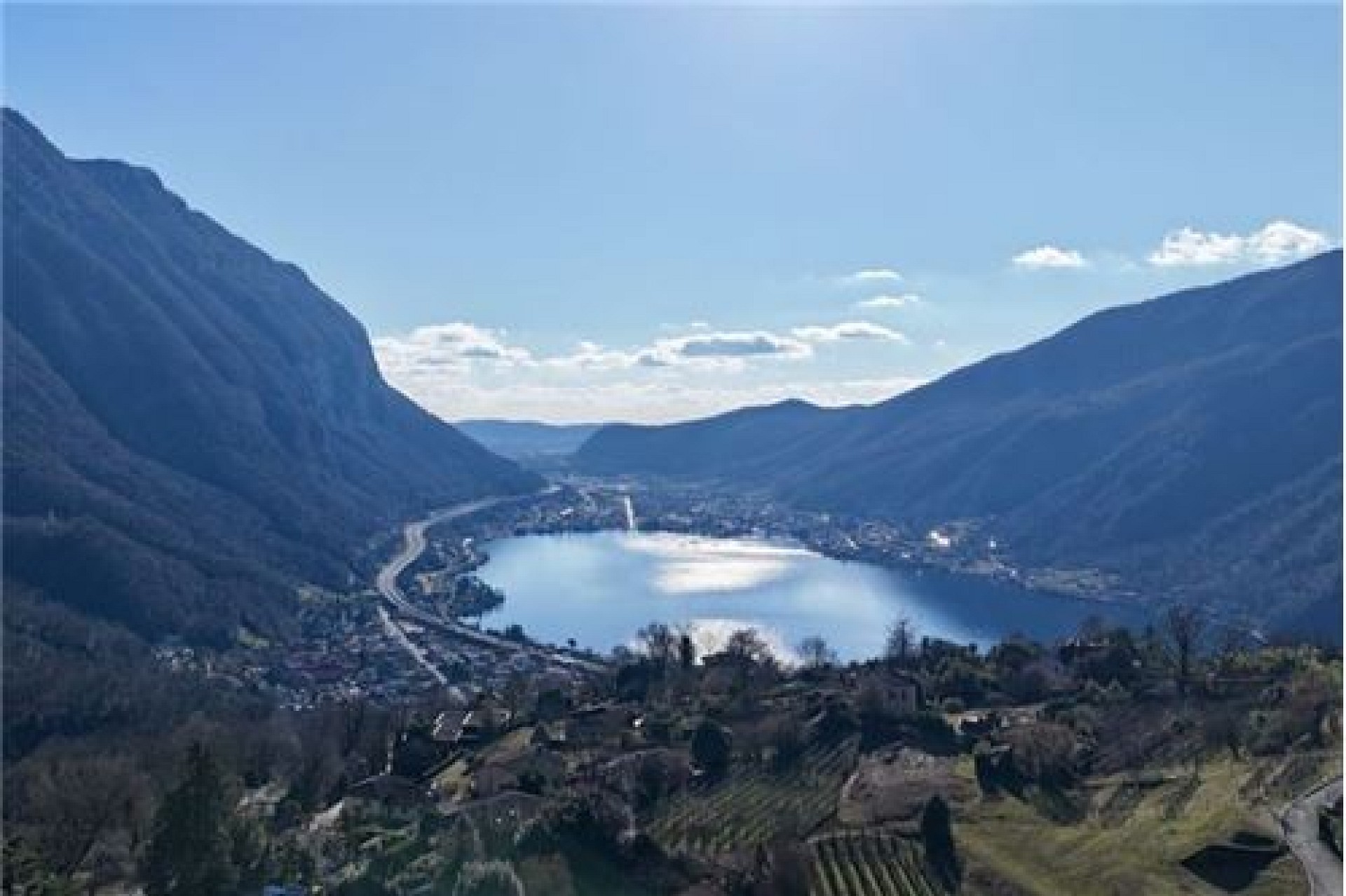 Landschaft mit See zwischen Bergen