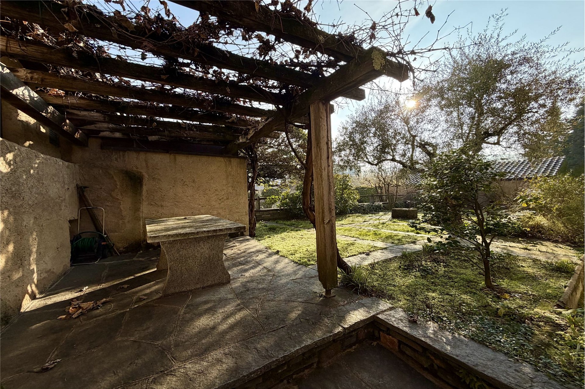 Überdachte Gartenlaube mit Pergola