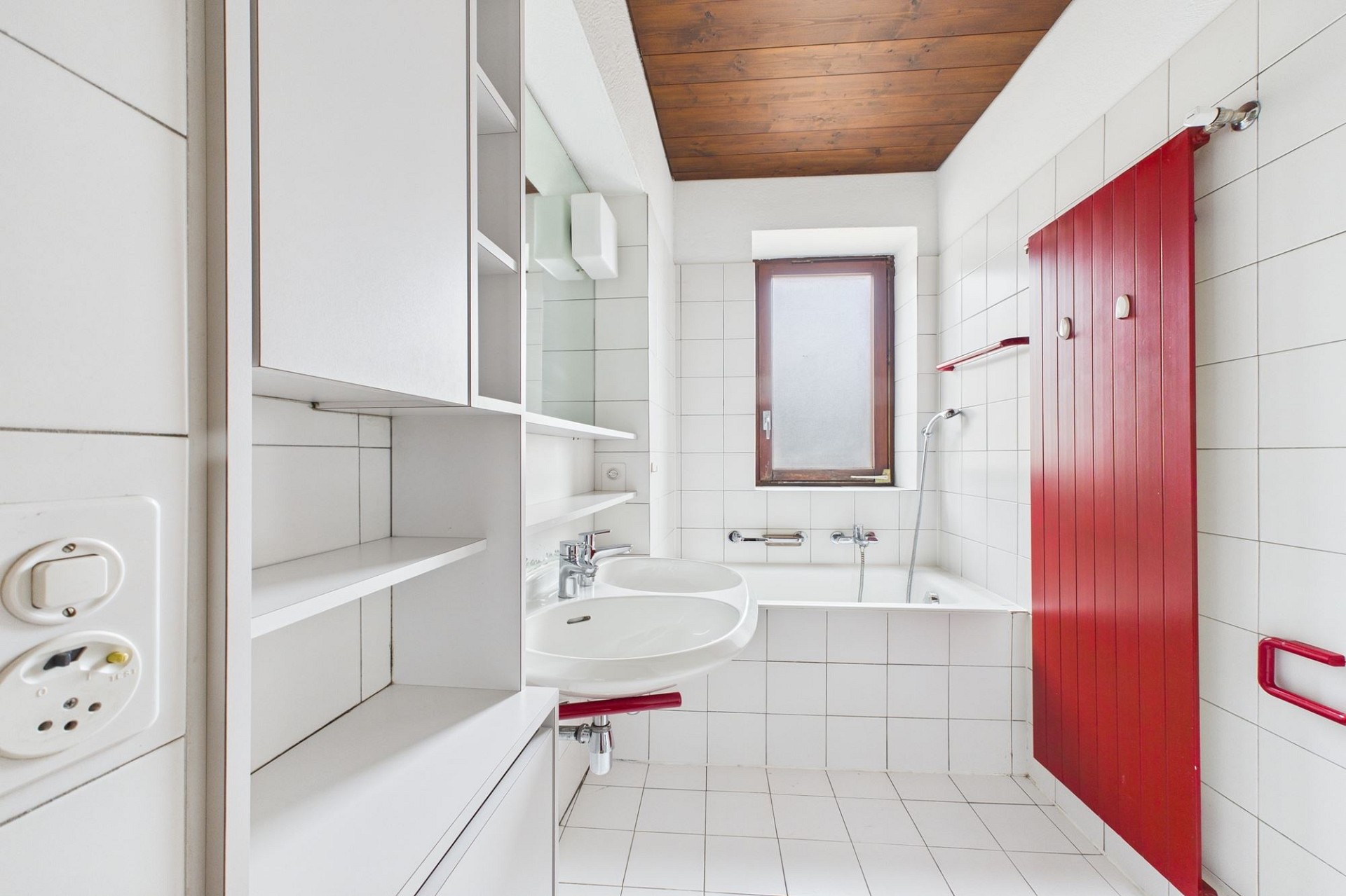 Kompaktes Badezimmer mit roten Akzenten