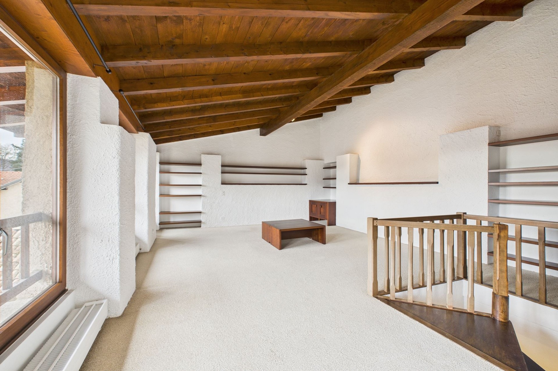 Offene Galerie mit Holzdecke