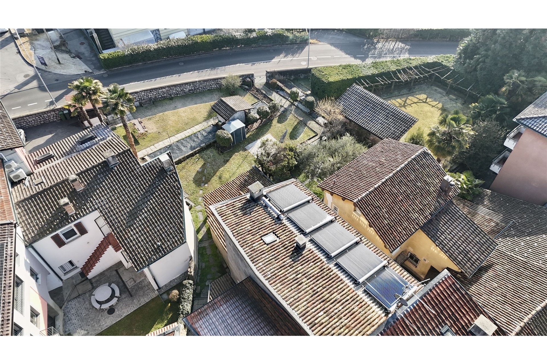 Dach- und Gartenansicht einer Wohnanlage