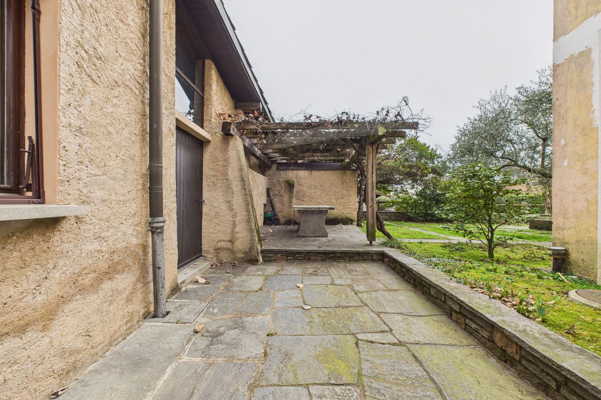 Terrasse mit Pergola und Garten