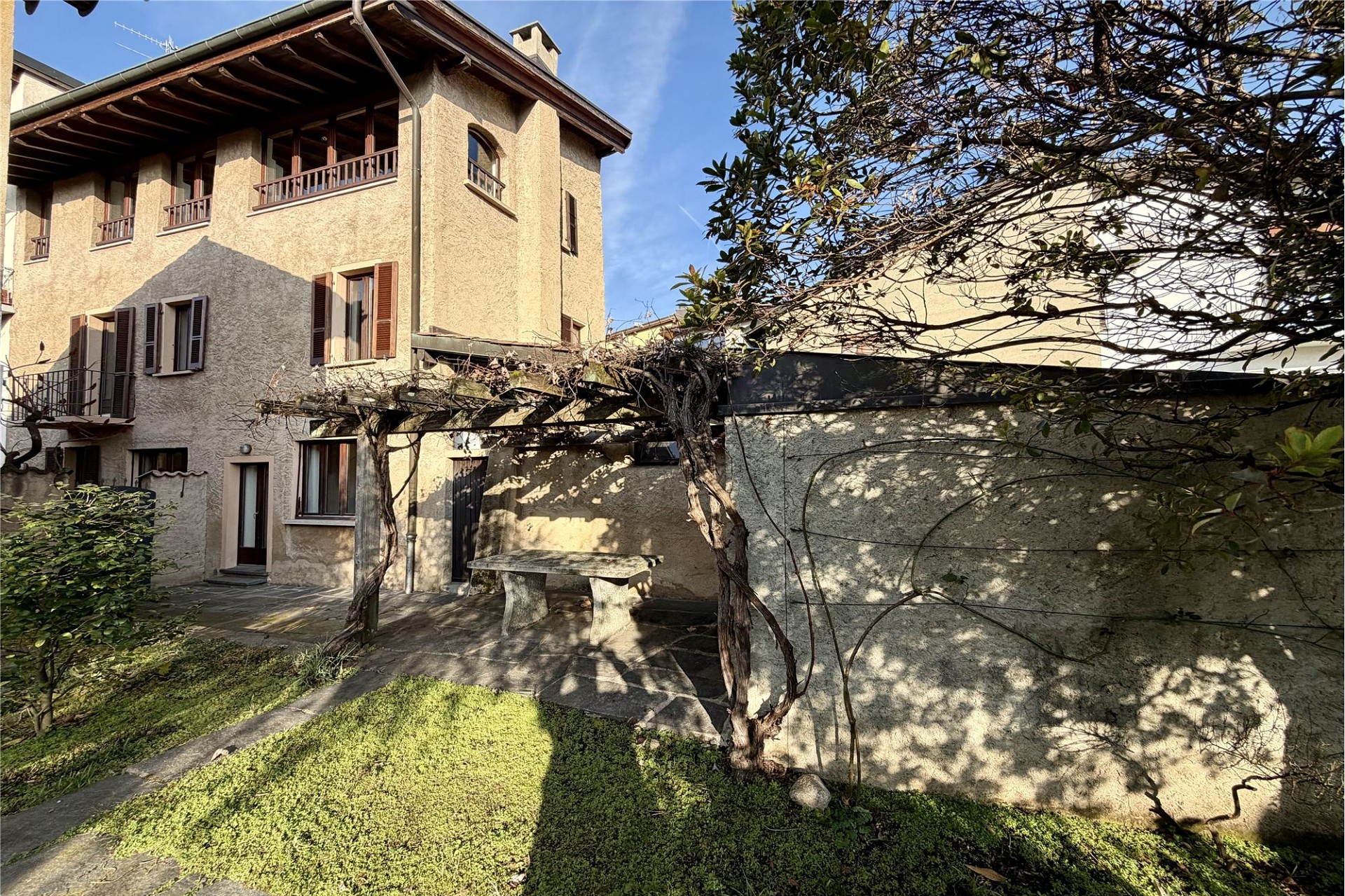 Außenansicht eines mediterran wirkenden Hauses mit Garten