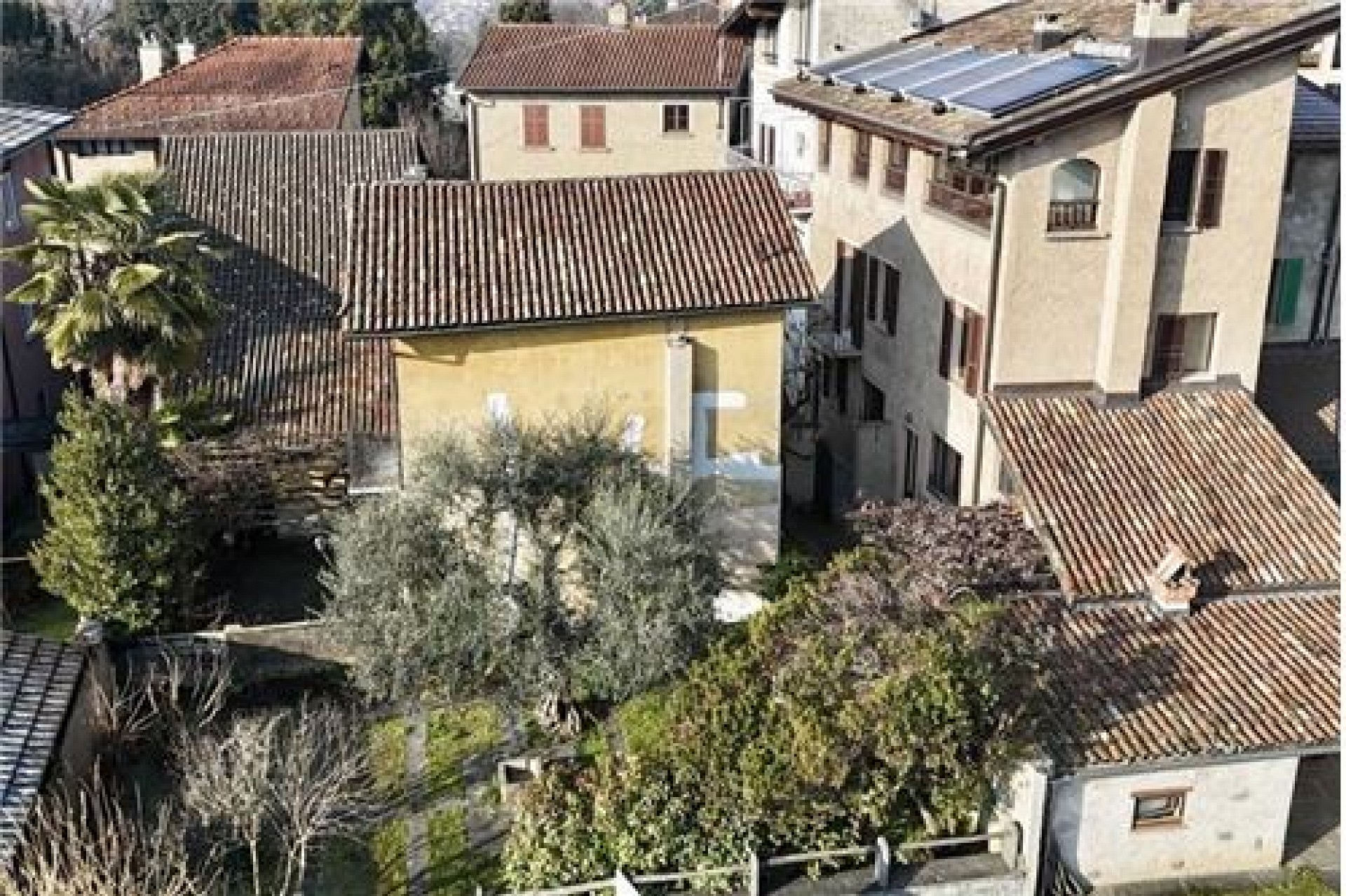 Mediterranes Wohngebiet mit Terrakotta-Dächern