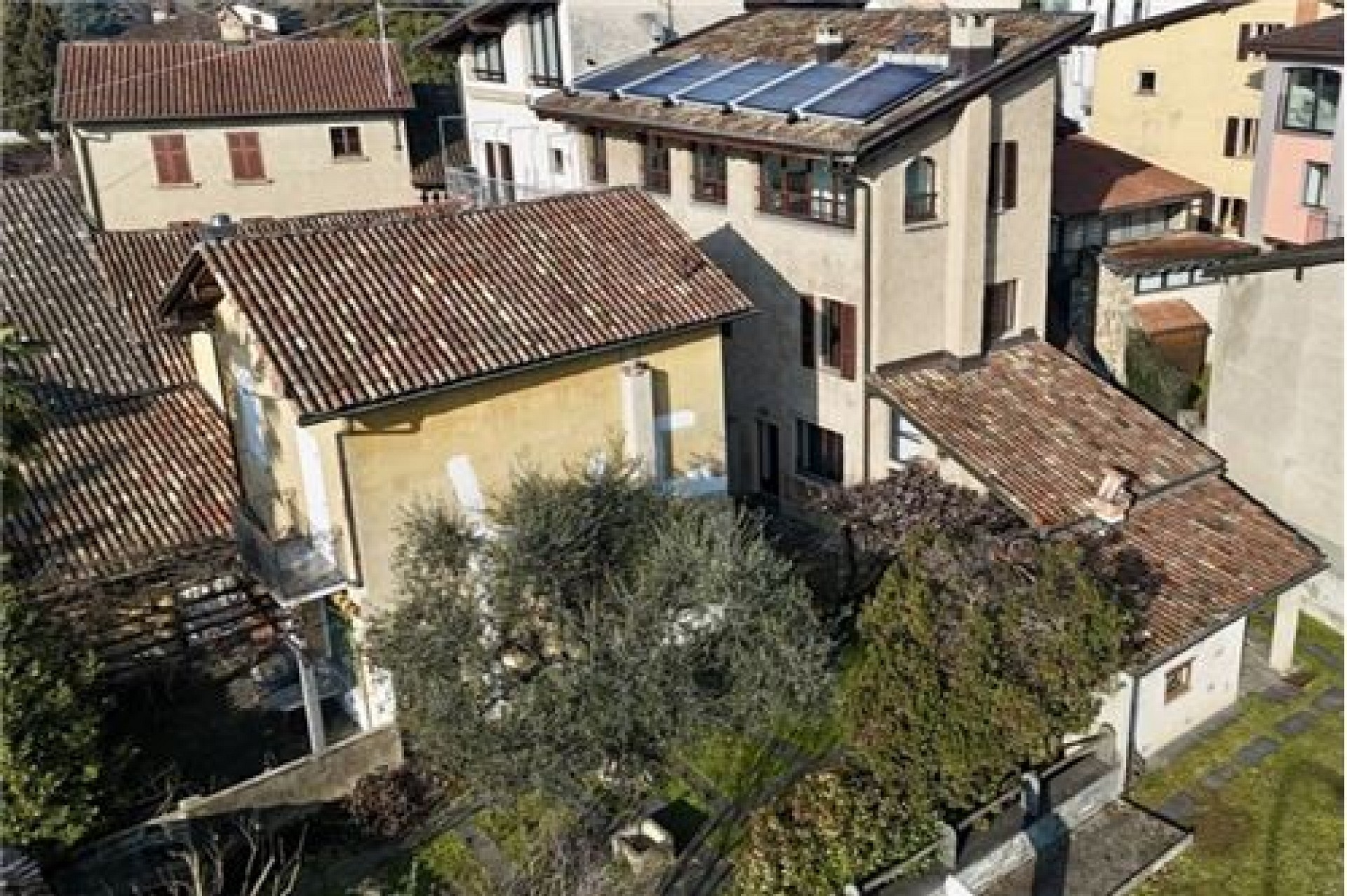 Dachansicht eines mediterranen Wohnensembles