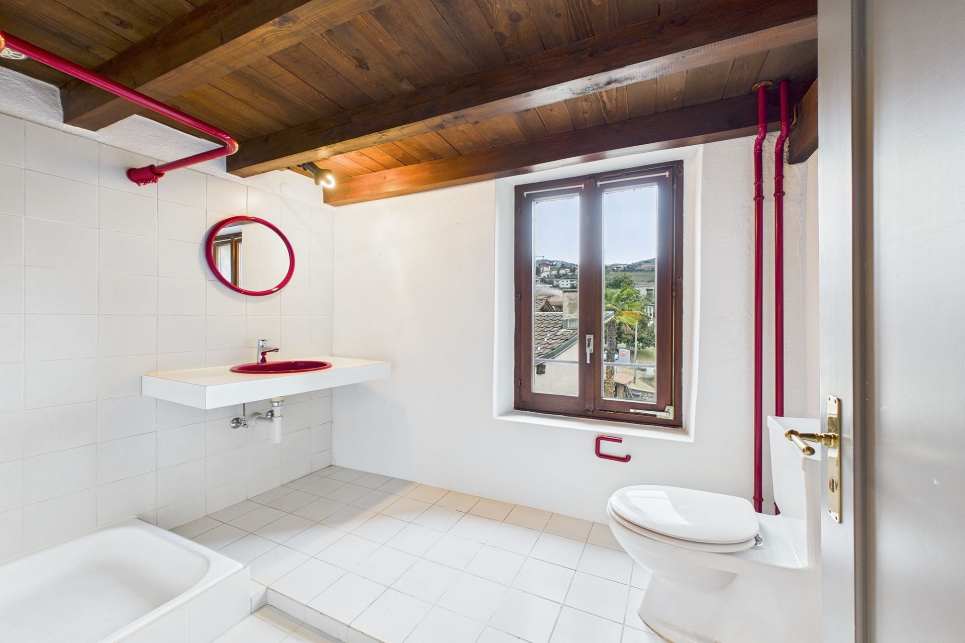 Modernes Badezimmer mit Holzdecke und roter Akzentfarbe