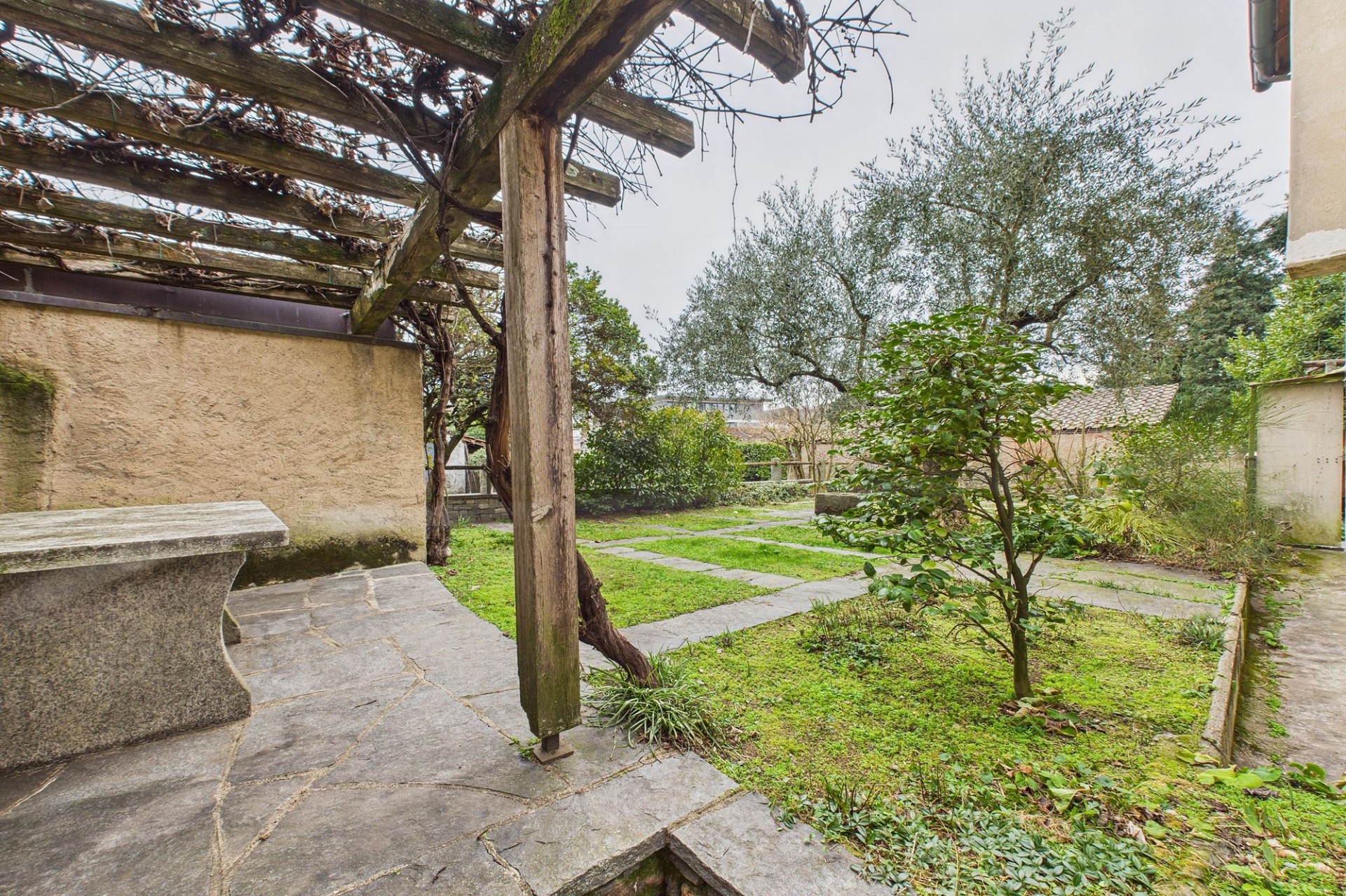 Bewachsener Innenhof mit Pergola