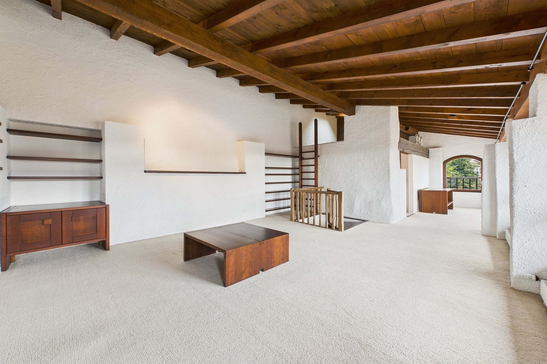 Großer leerer Wohnraum mit Holzdeckenbalken