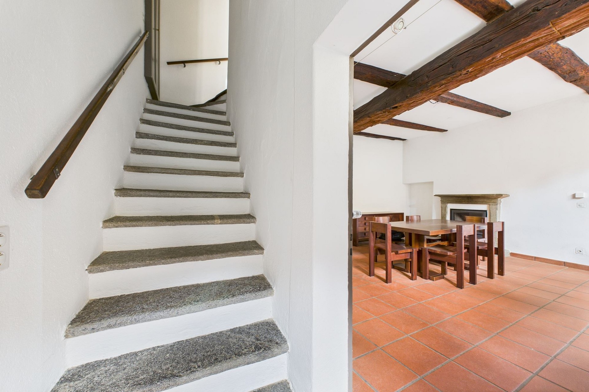 Treppenhaus mit angrenzendem Esszimmer