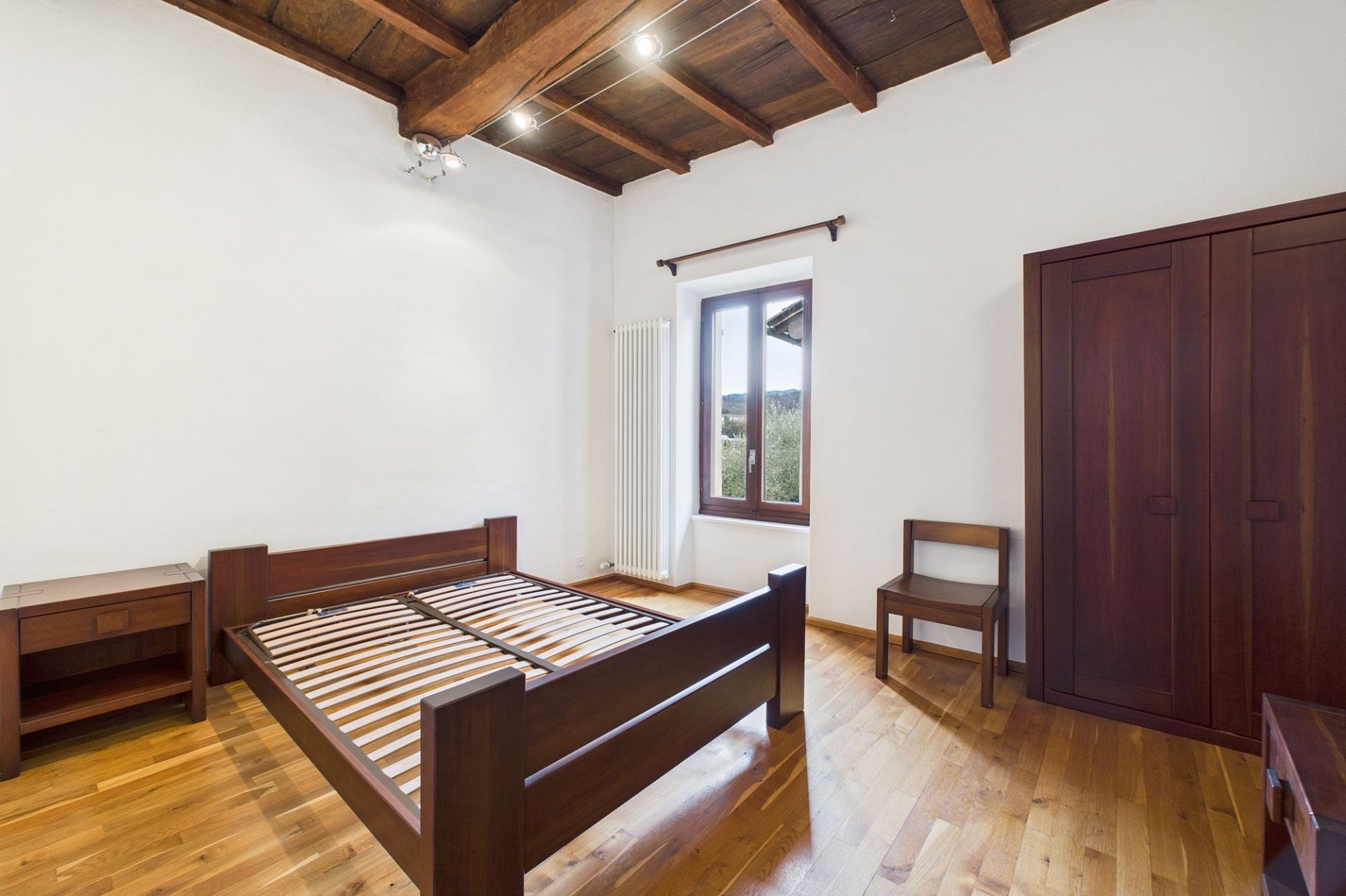 Schlafzimmer mit Holzbalkendecke