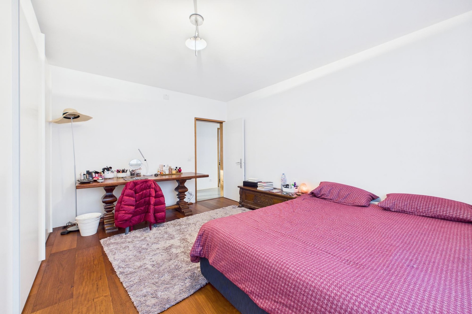 Schlafzimmer mit Doppelbett und Schminktisch