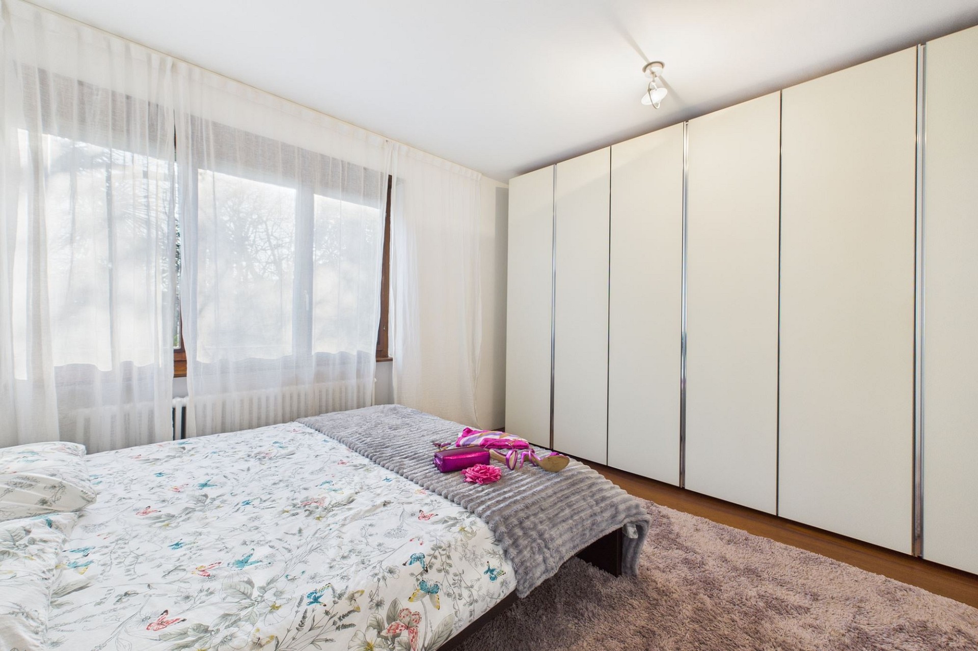 Helles Schlafzimmer mit großem Kleiderschrank