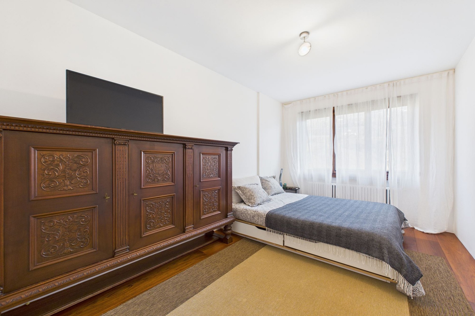 Schlafzimmer mit klassischem Holzschrank