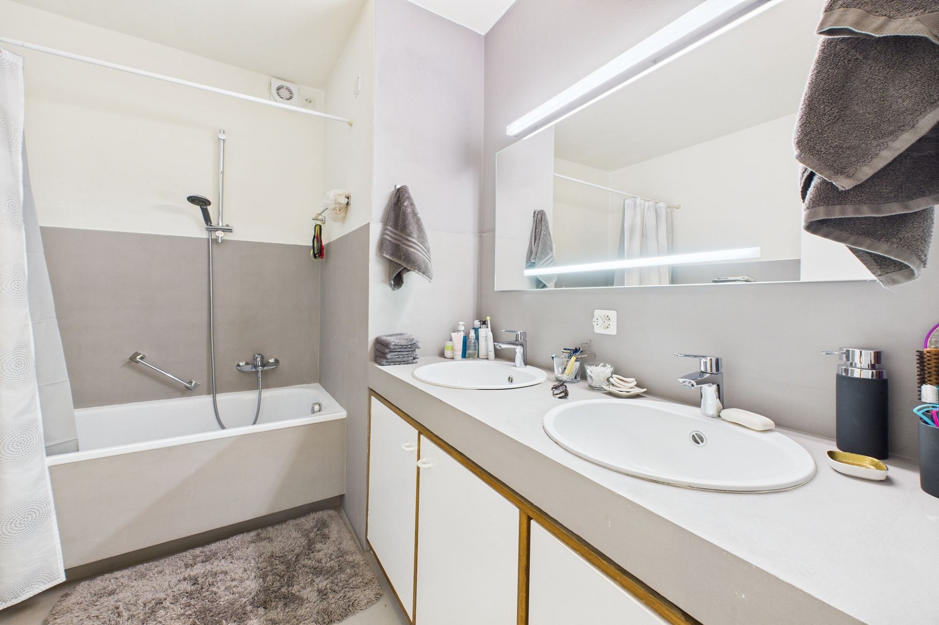 Modernes Badezimmer mit Doppelwaschbecken und Badewanne