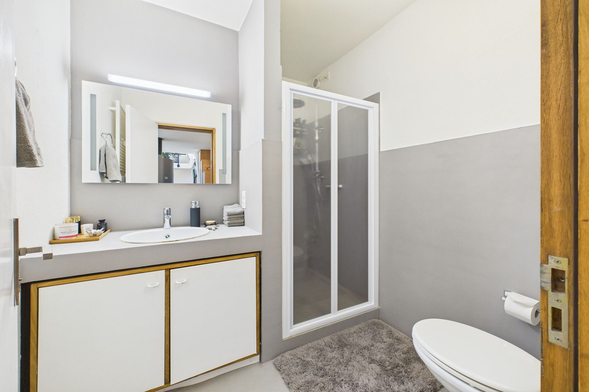 Modernes Badezimmer mit Waschtisch und Duschkabine