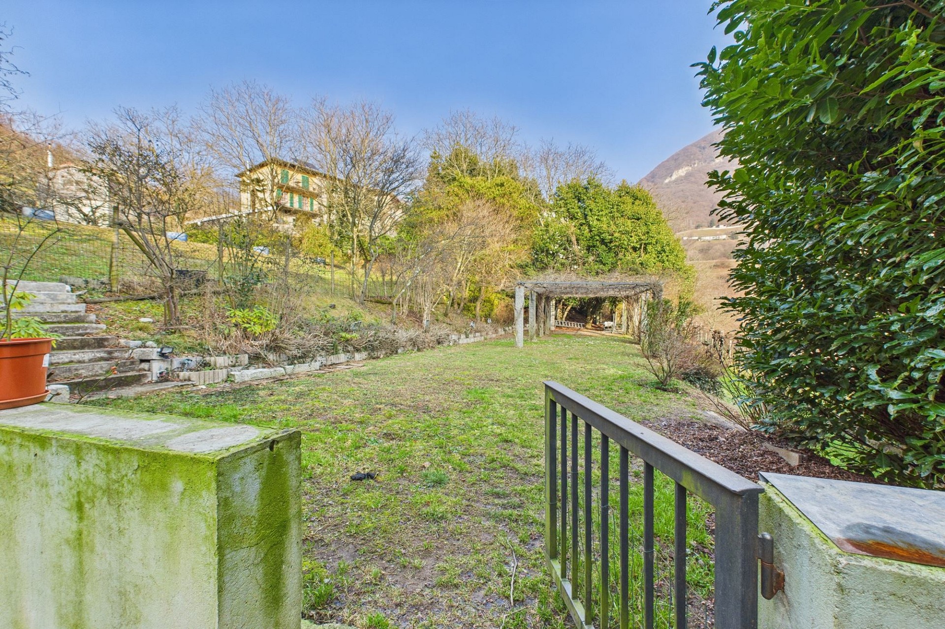 Großer Garten mit Hanglage und Bergblick