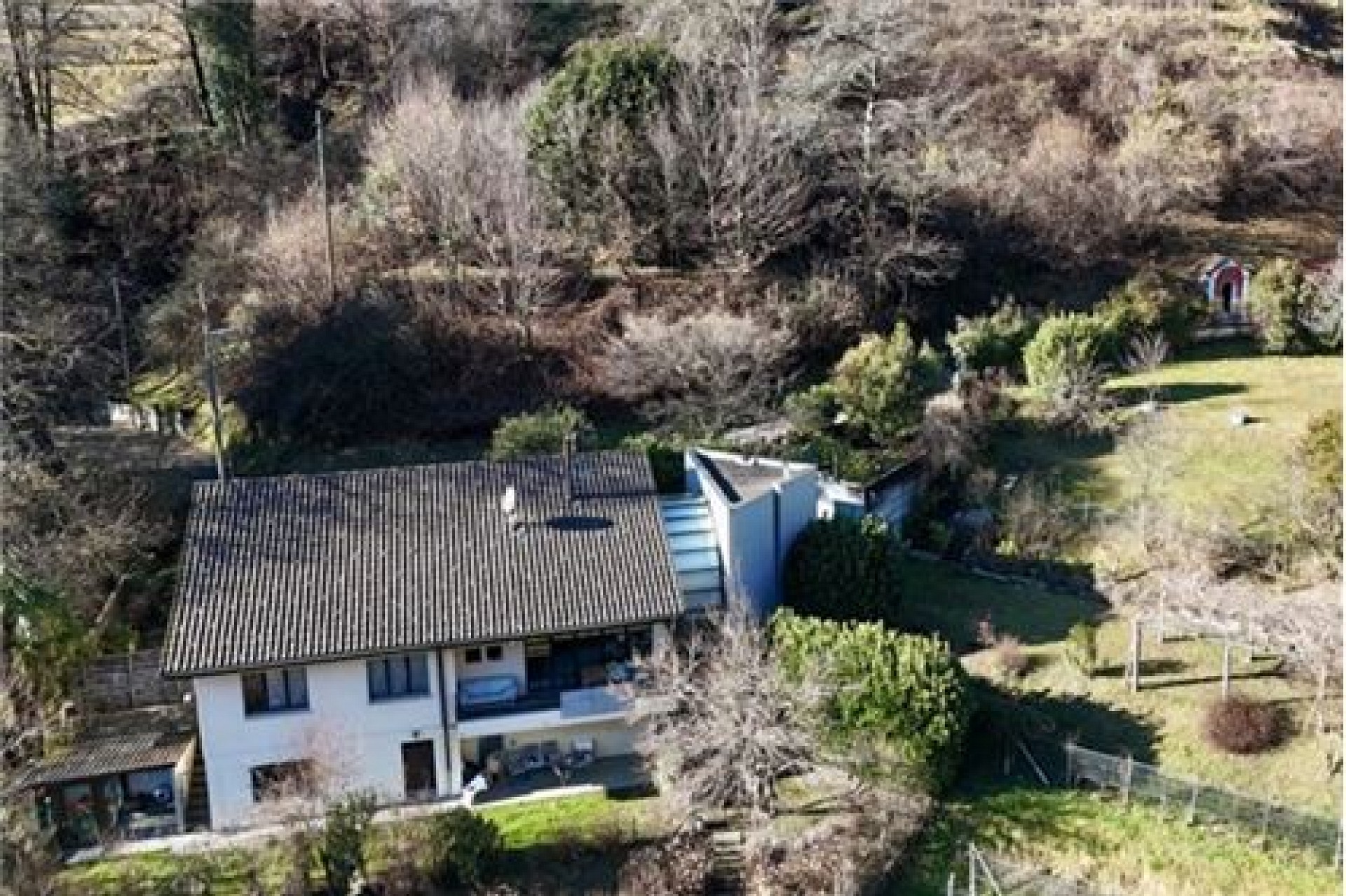 Luftaufnahme eines Hauses mit großem Garten