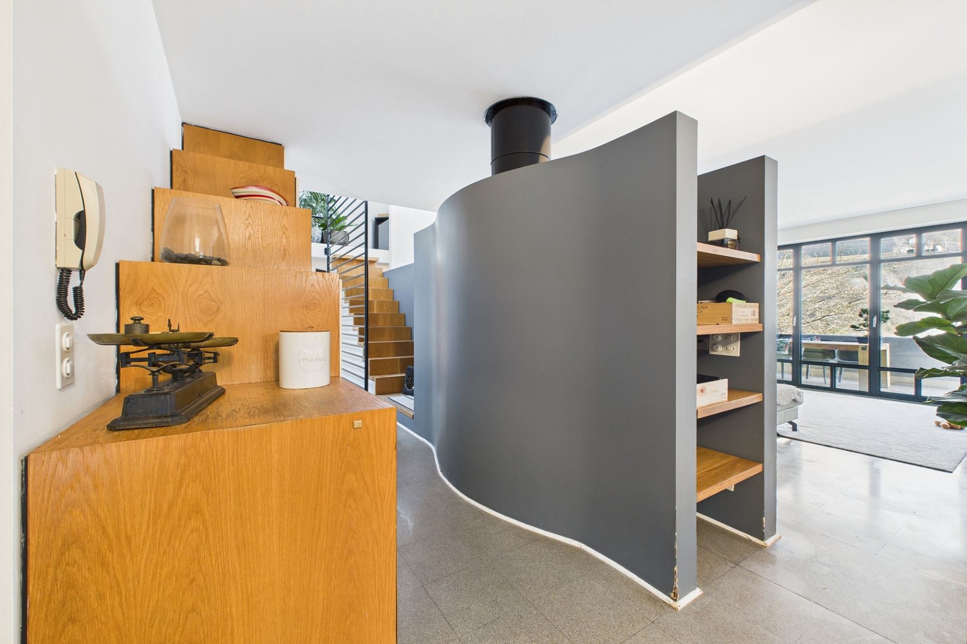 Offener Wohnbereich mit Treppen und Kamin