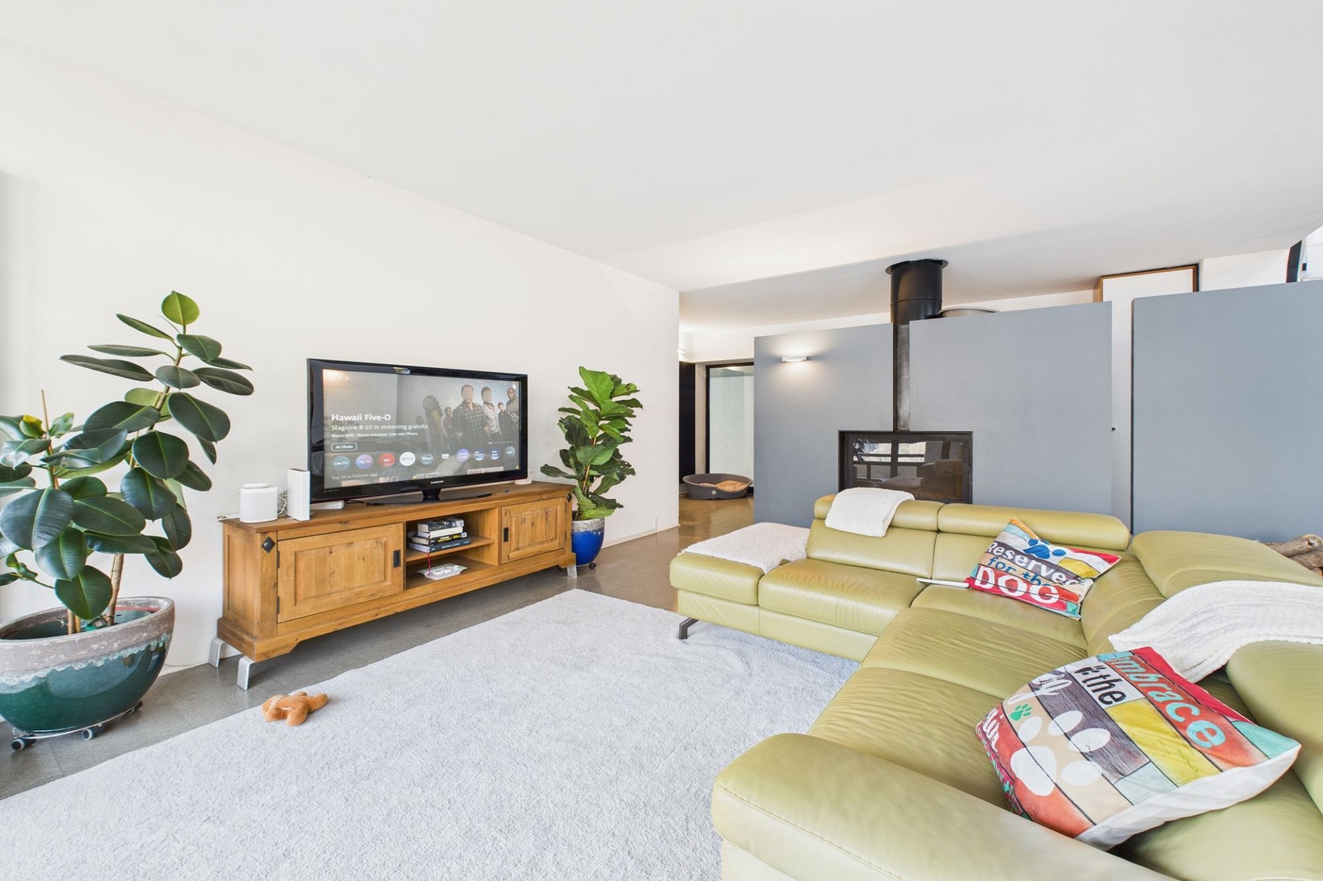 Modernes Wohnzimmer mit Kamin und Ecksofa
