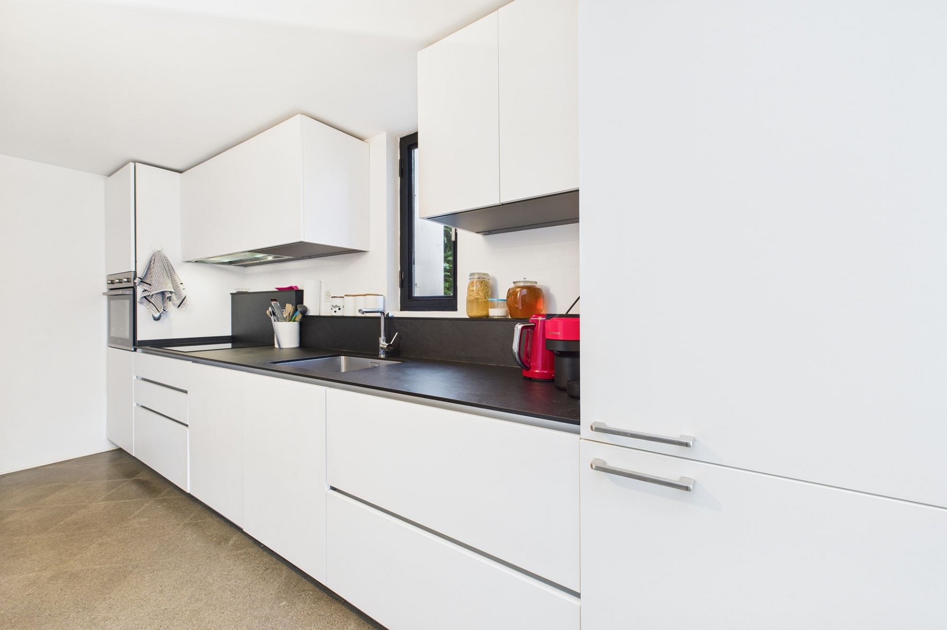 Moderne, minimalistische Küche mit weißem Frontendesign