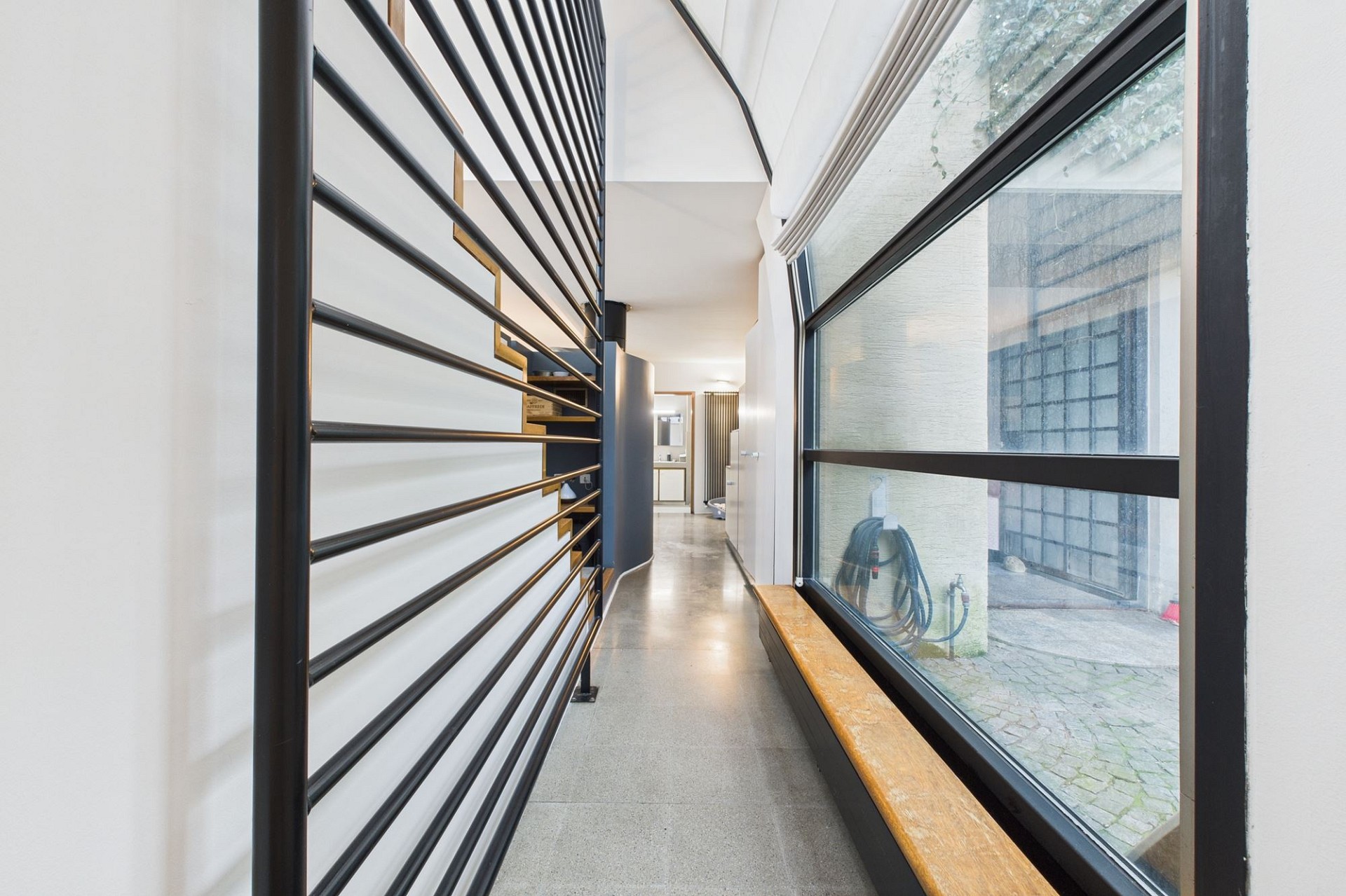Moderner Flur mit großem Fenster
