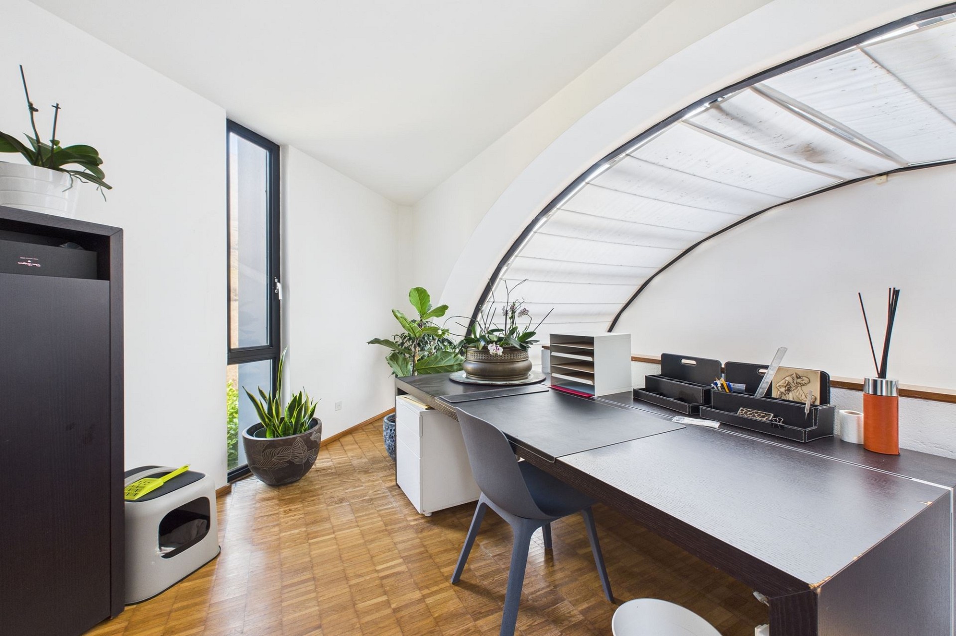 Helles Dachgeschoss-Büro mit Arbeitsplatz