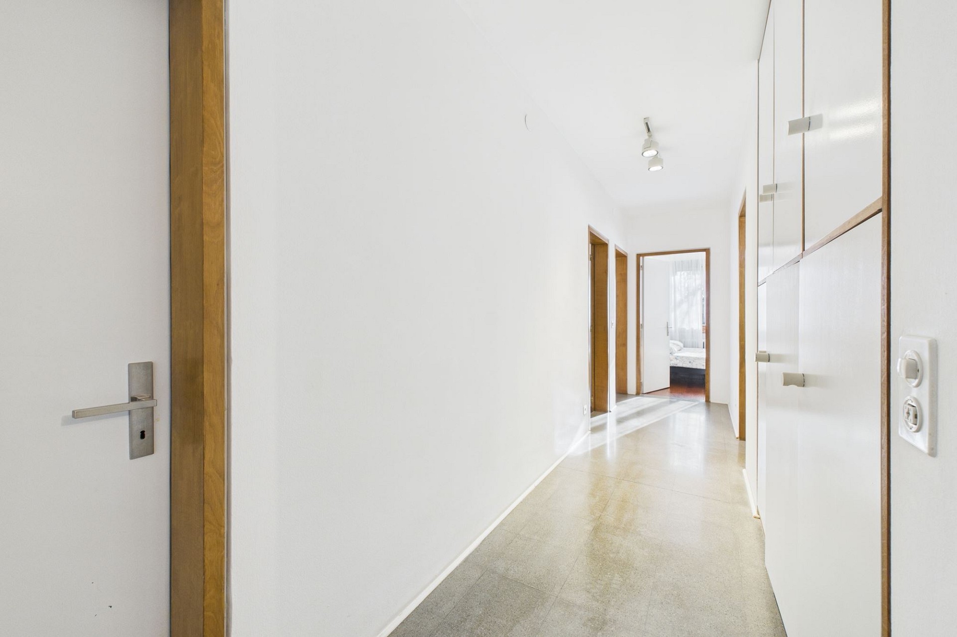 Heller Flur mit Türen und Einbauschrank