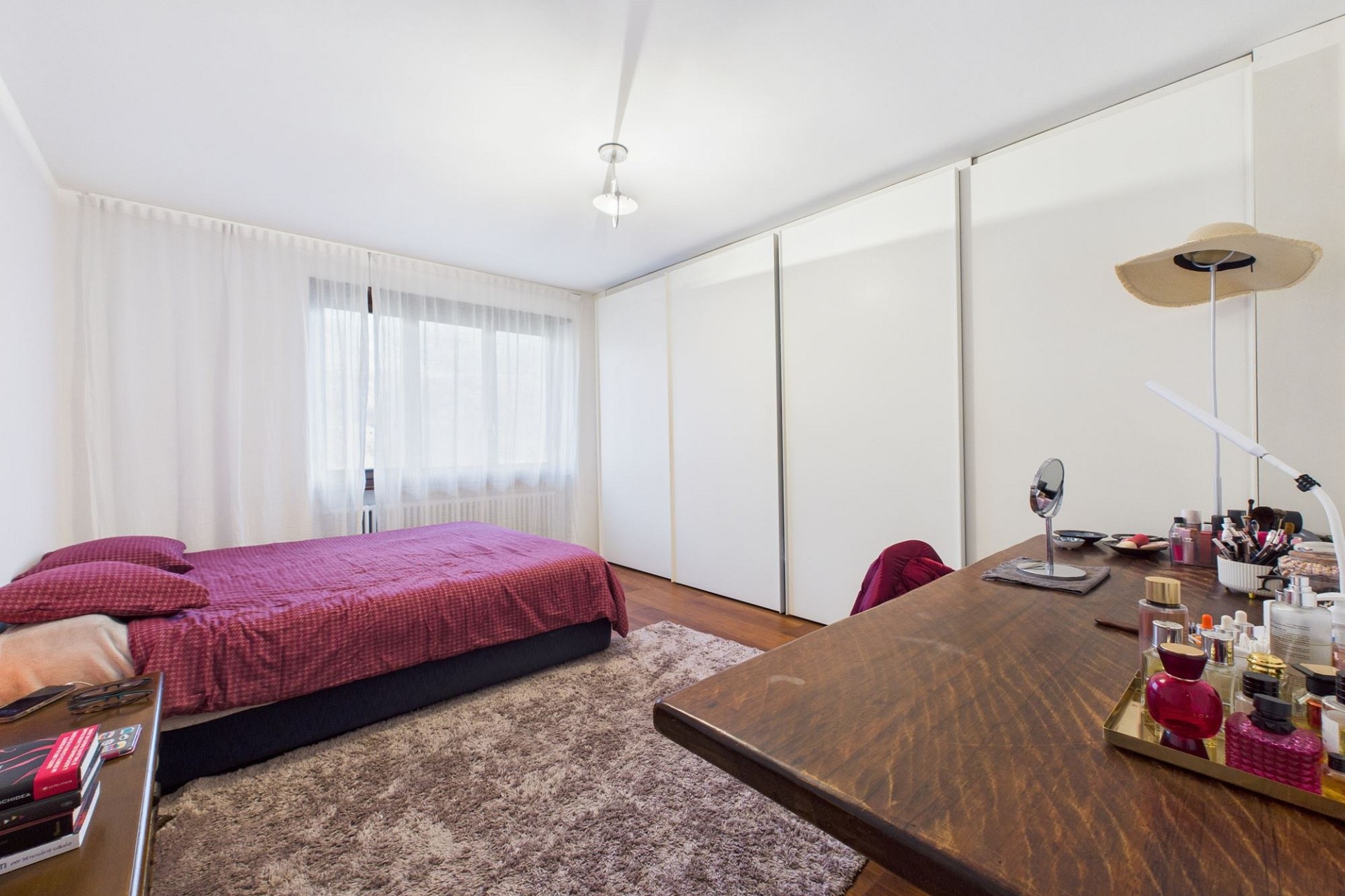 Helles Schlafzimmer mit Fensterfront und großem Kleiderschrank