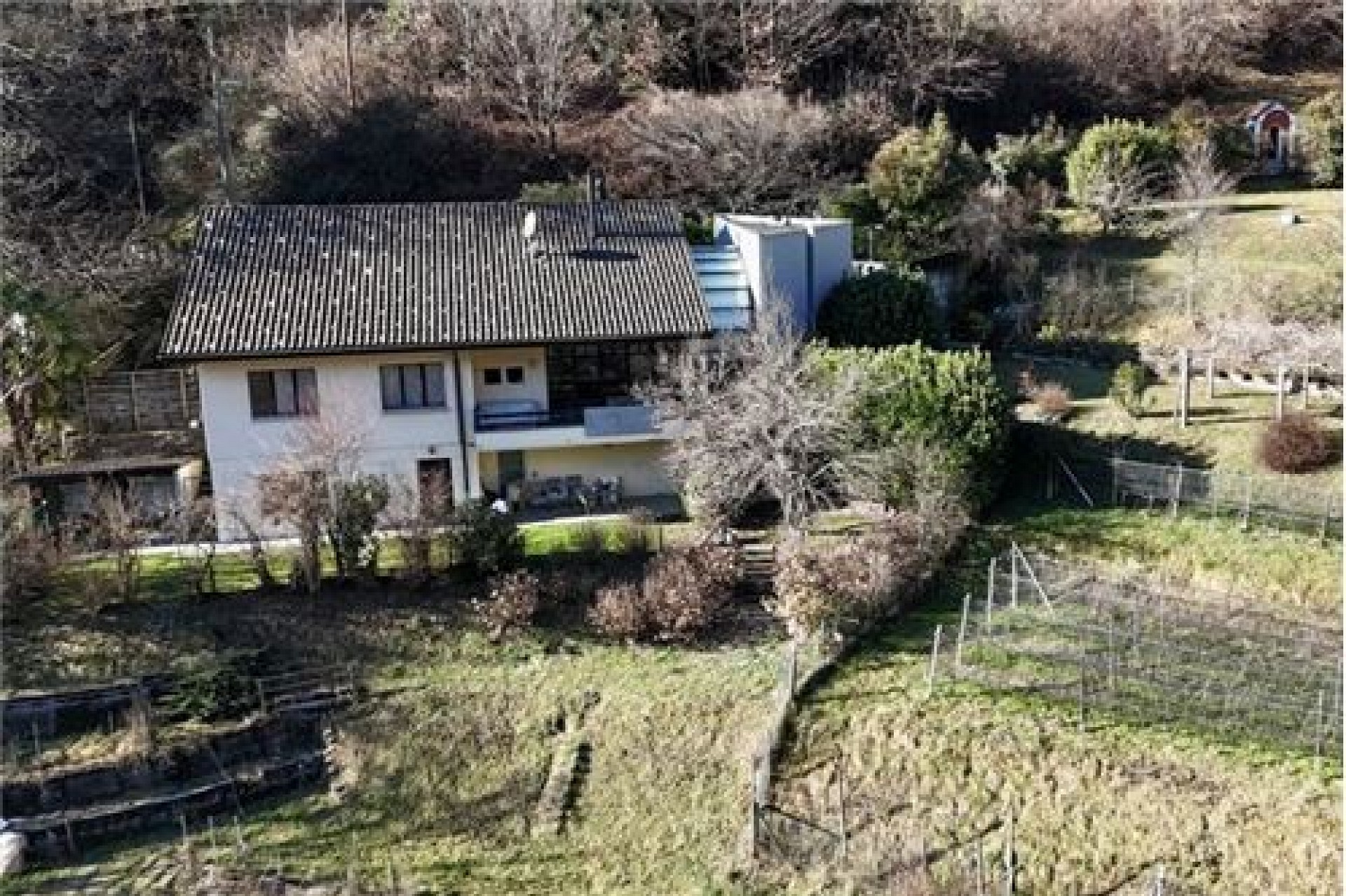 Ländliches Haus mit großem Garten