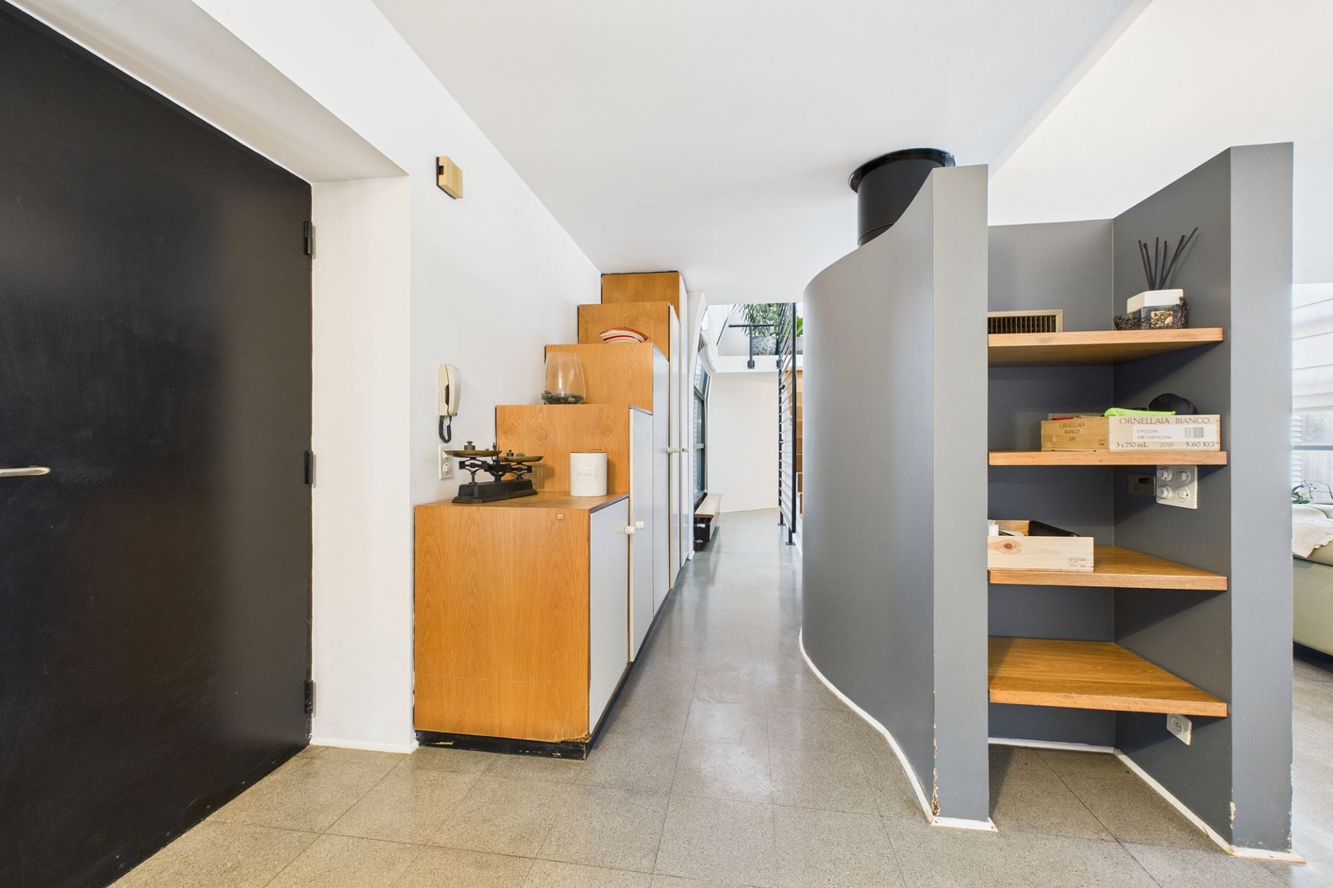 Moderner Flur mit offener Treppen- und Stauraumzone