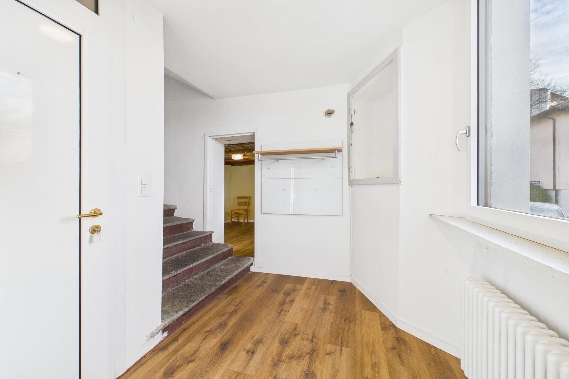 Heller Eingangsflur mit Treppe