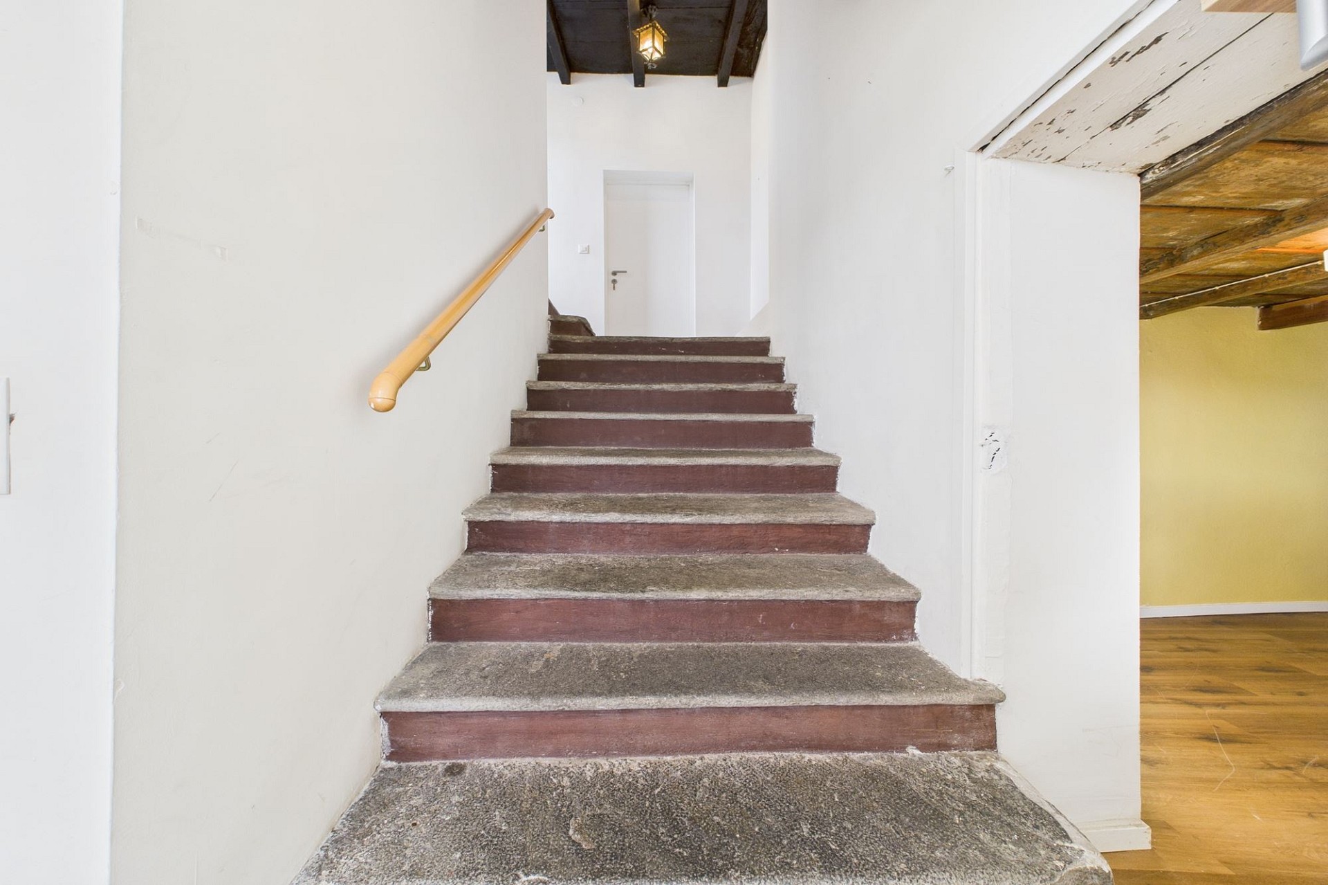 Treppenaufgang mit angrenzenden Räumen