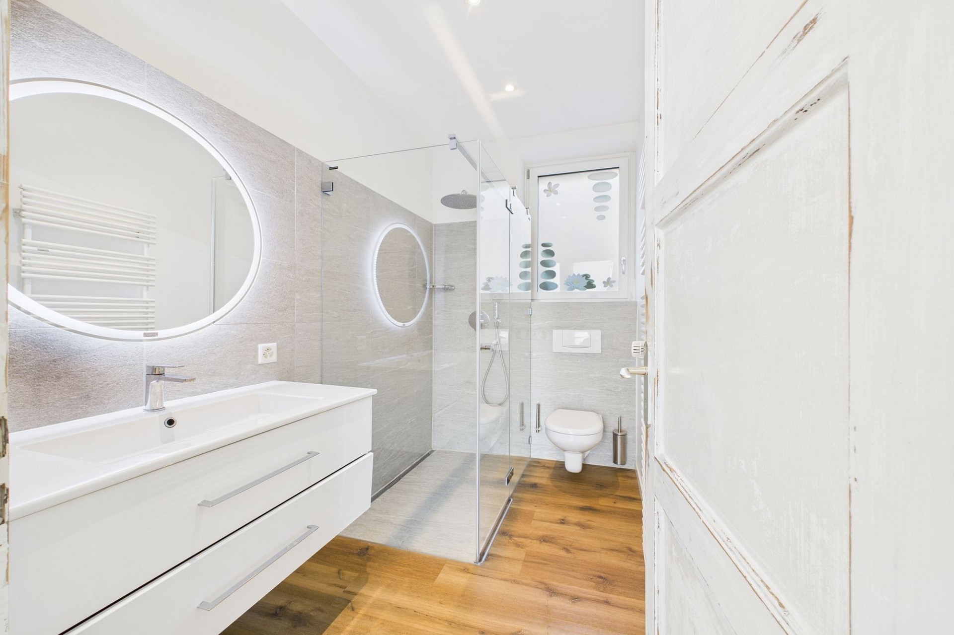 Modernes Badezimmer mit Dusche und Waschtisch