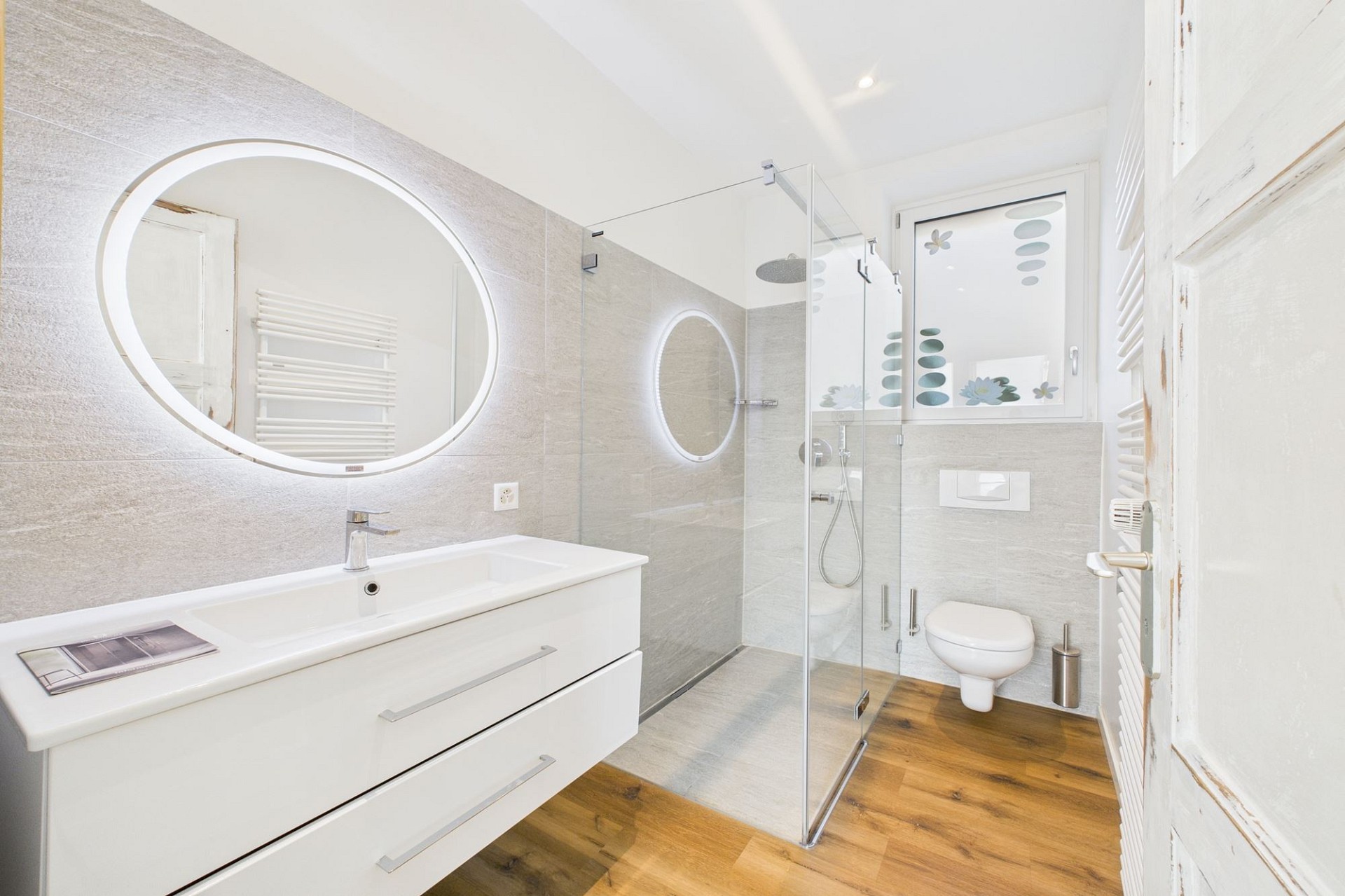 Modernes Badezimmer mit Dusche, Waschtisch und WC