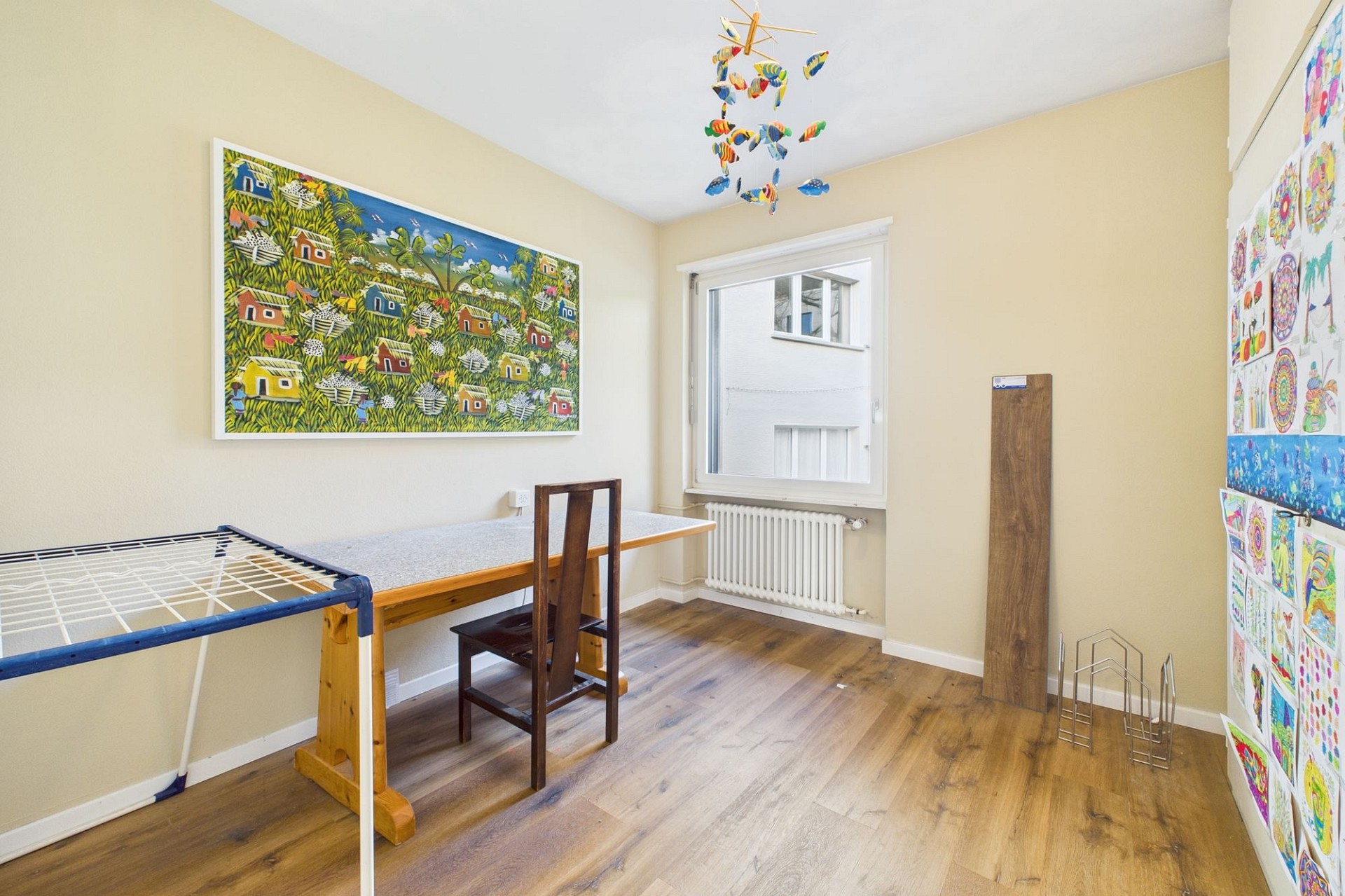 Buntes Arbeits- oder Kinderzimmer