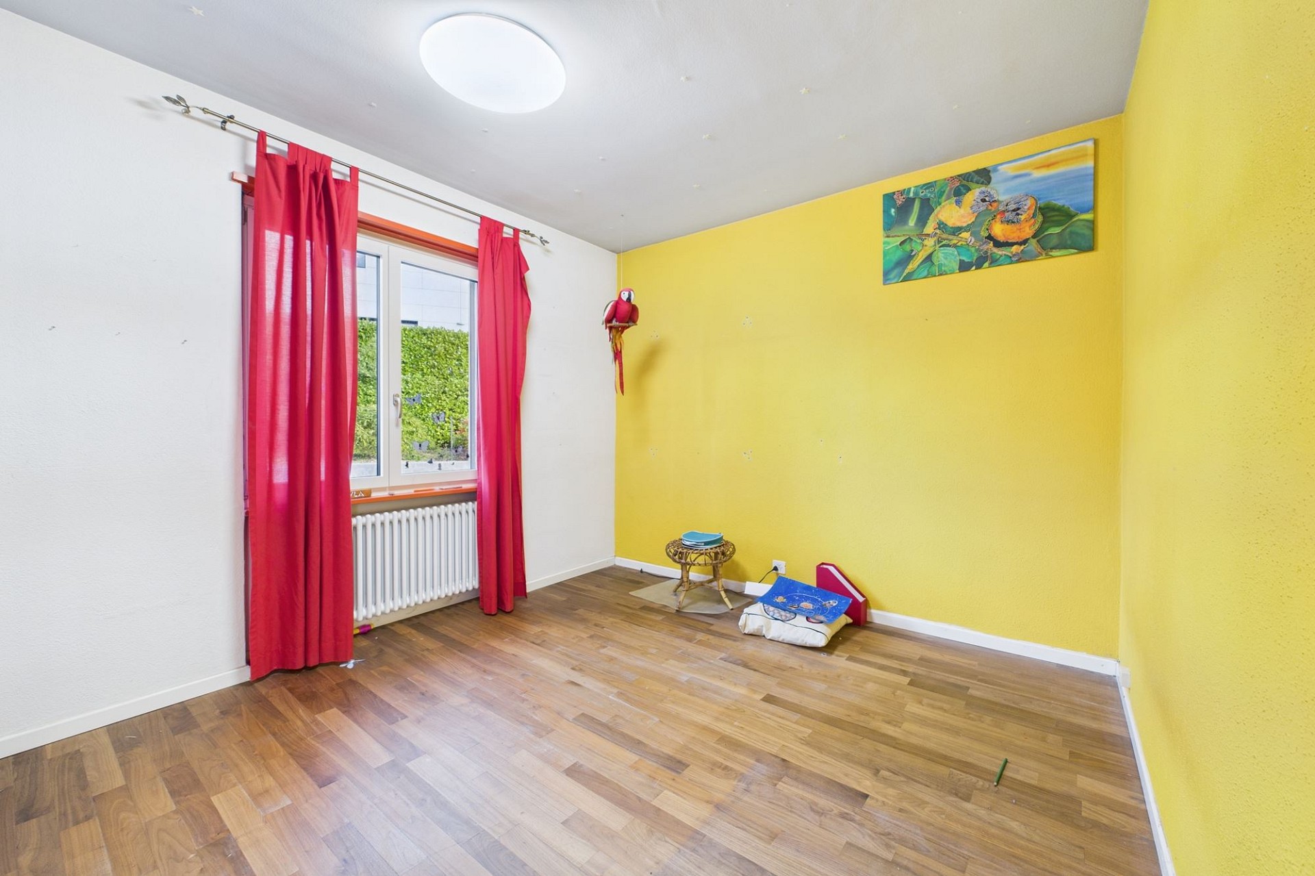 Helles Zimmer mit bunten Wänden